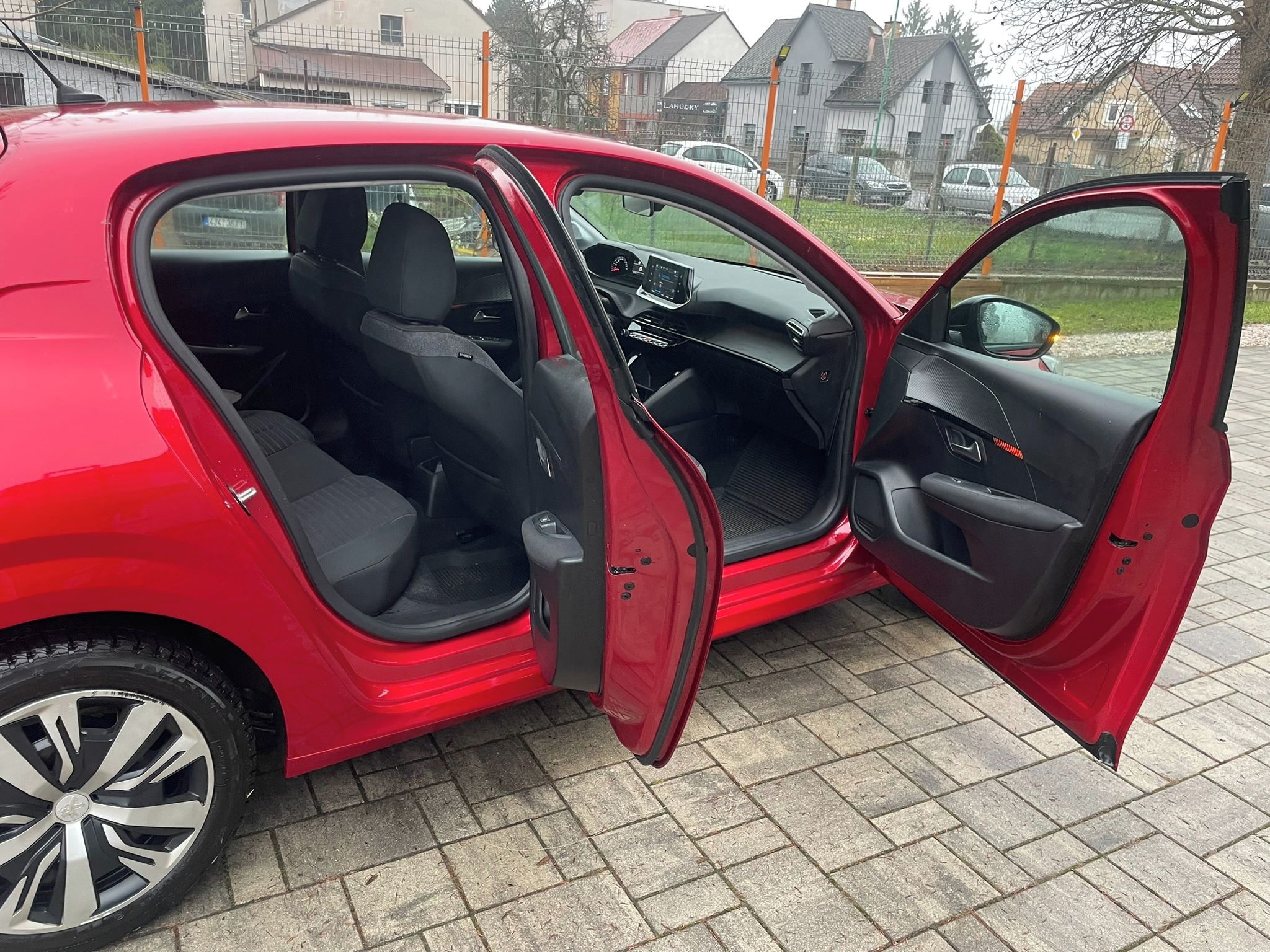 Peugeot 208, Peugeot 208 Benzín 74 kw turbo - fotka 6