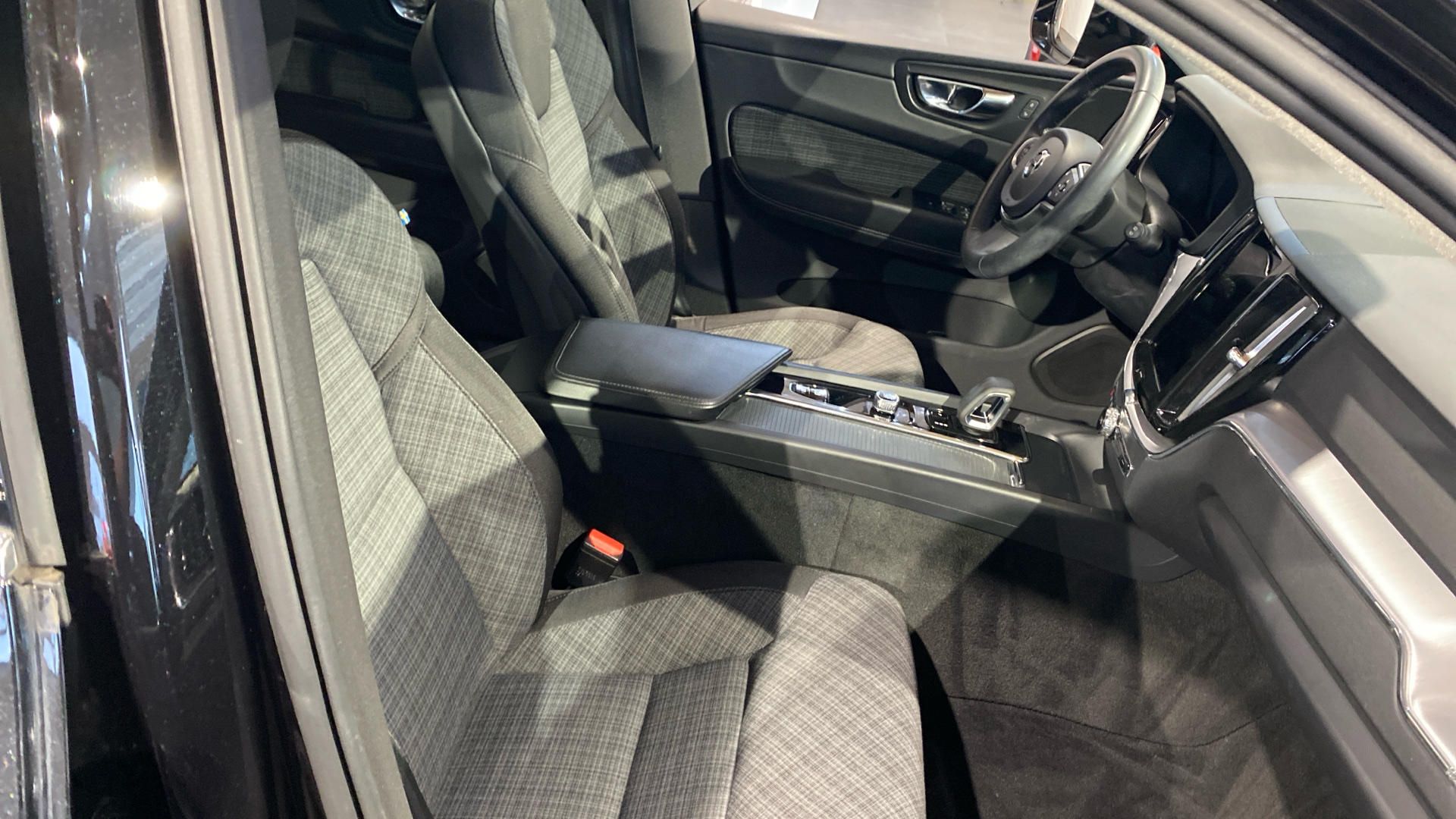 Volvo XC60, MOMENTUM PRO, B4 AWD, 145+10 k - fotka 6