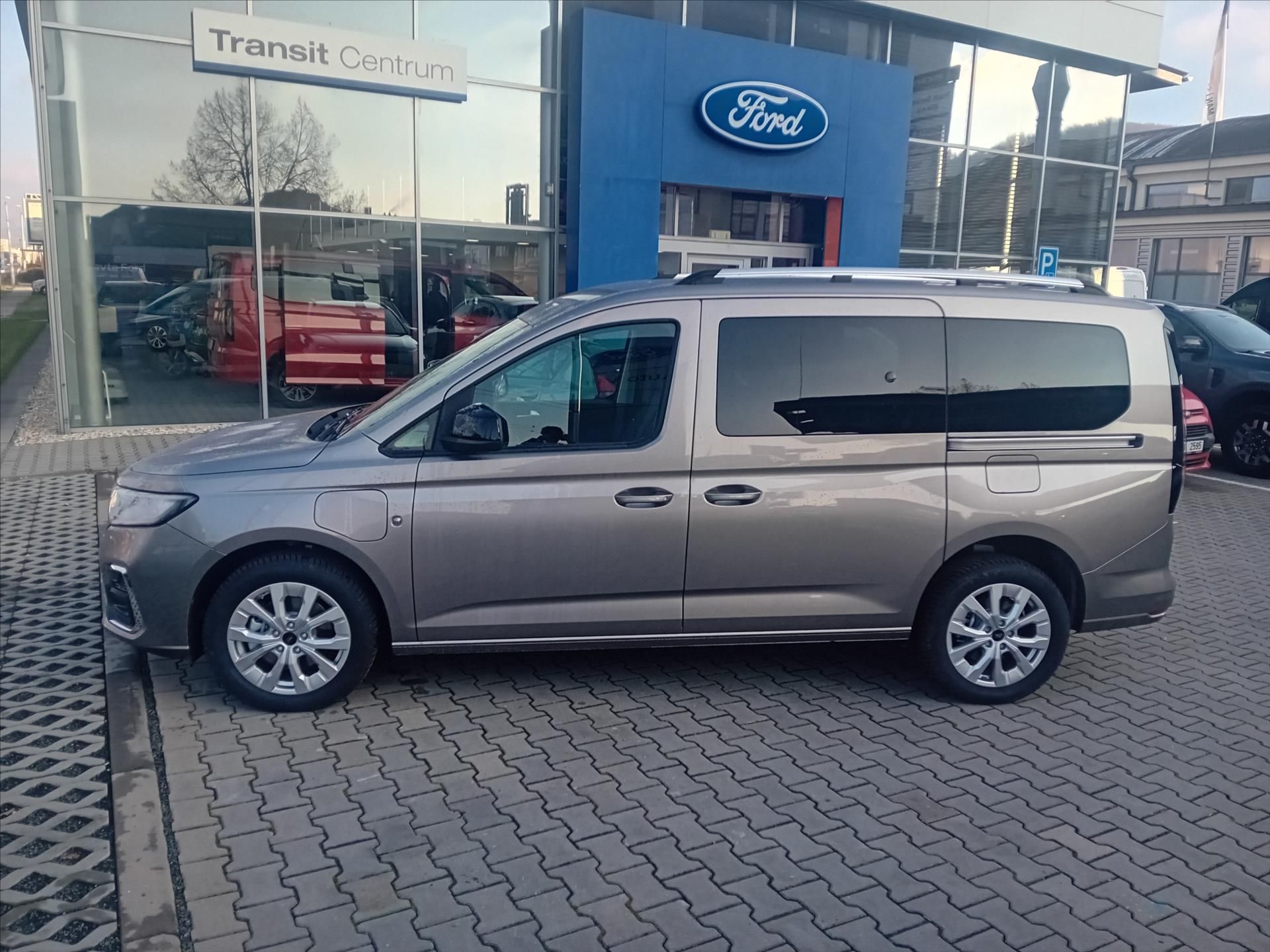 Ford Tourneo Connect, 1,5 PHEV  Grand Titanium - fotka 2