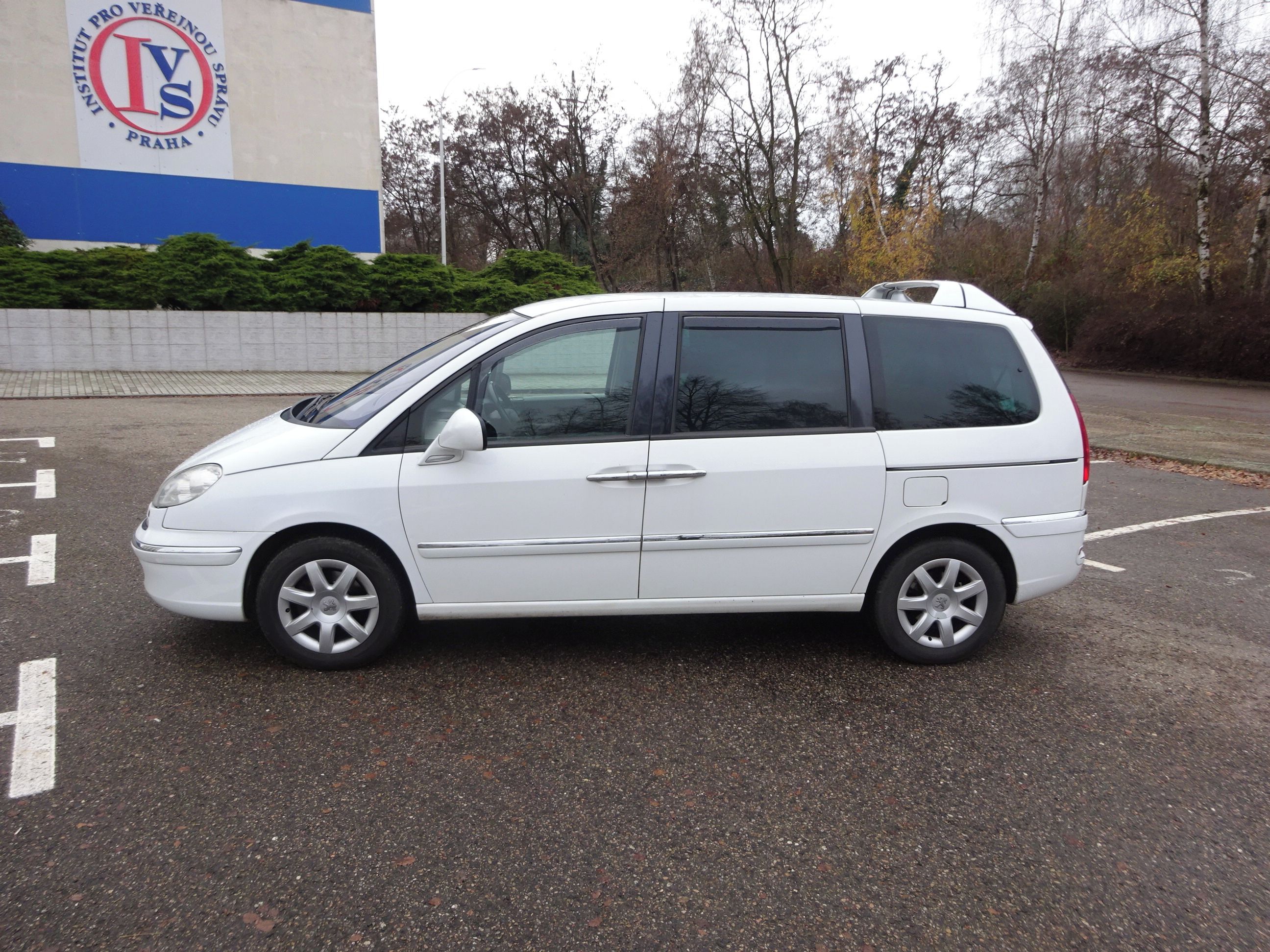 Peugeot 807, 2.0 HDI (100 KW) 7 MÍST - fotka 2