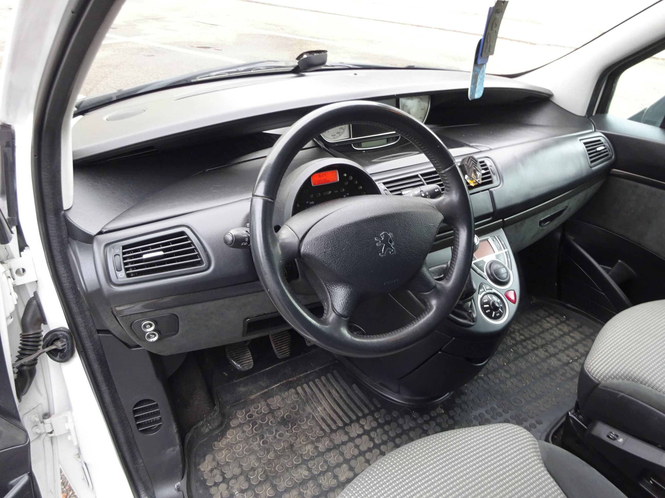 Peugeot 807, 2.0 HDI (100 KW) 7 MÍST - fotka 5