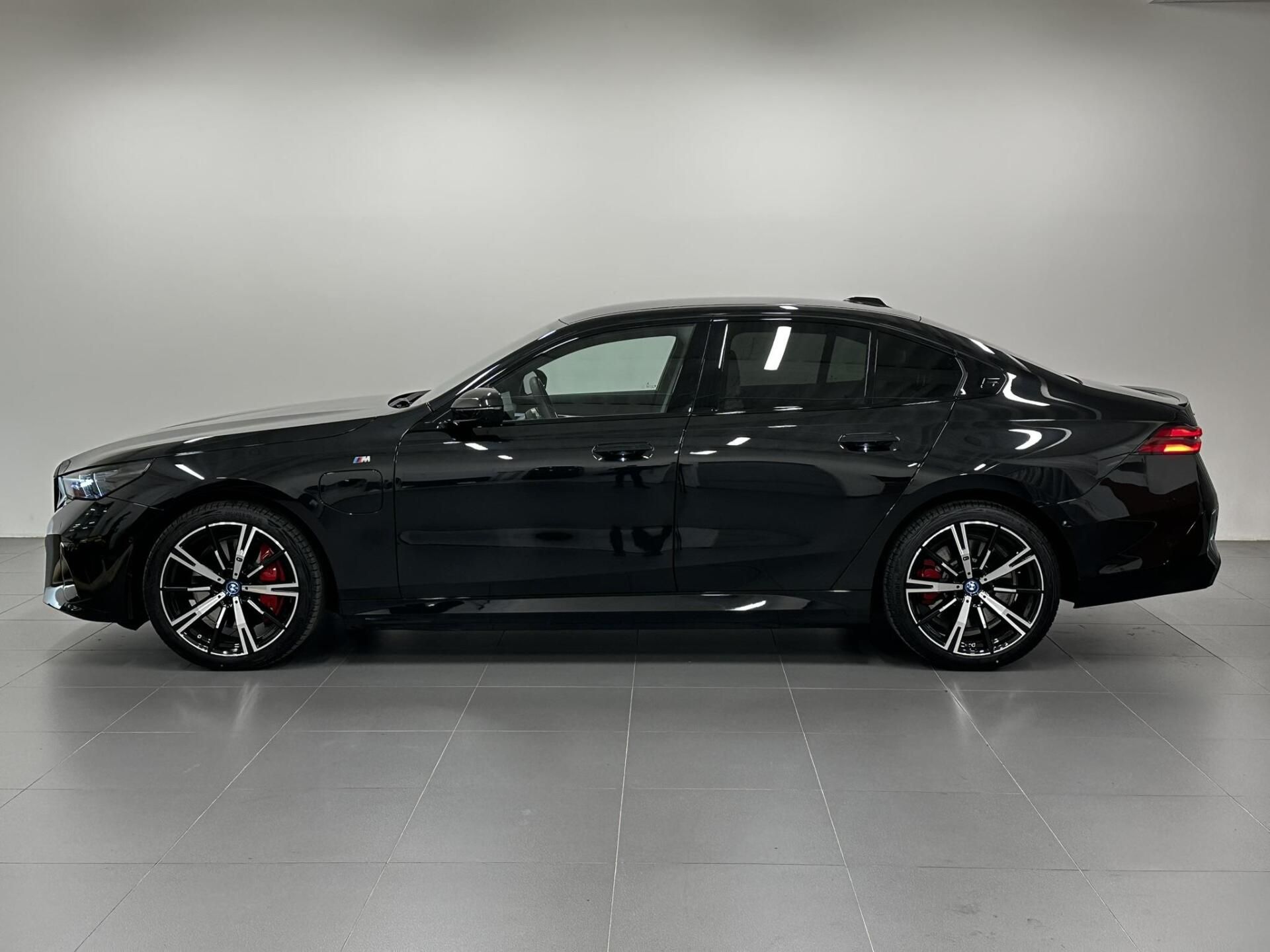 BMW Řada 5, 550e xDrive Sedan - fotka 4