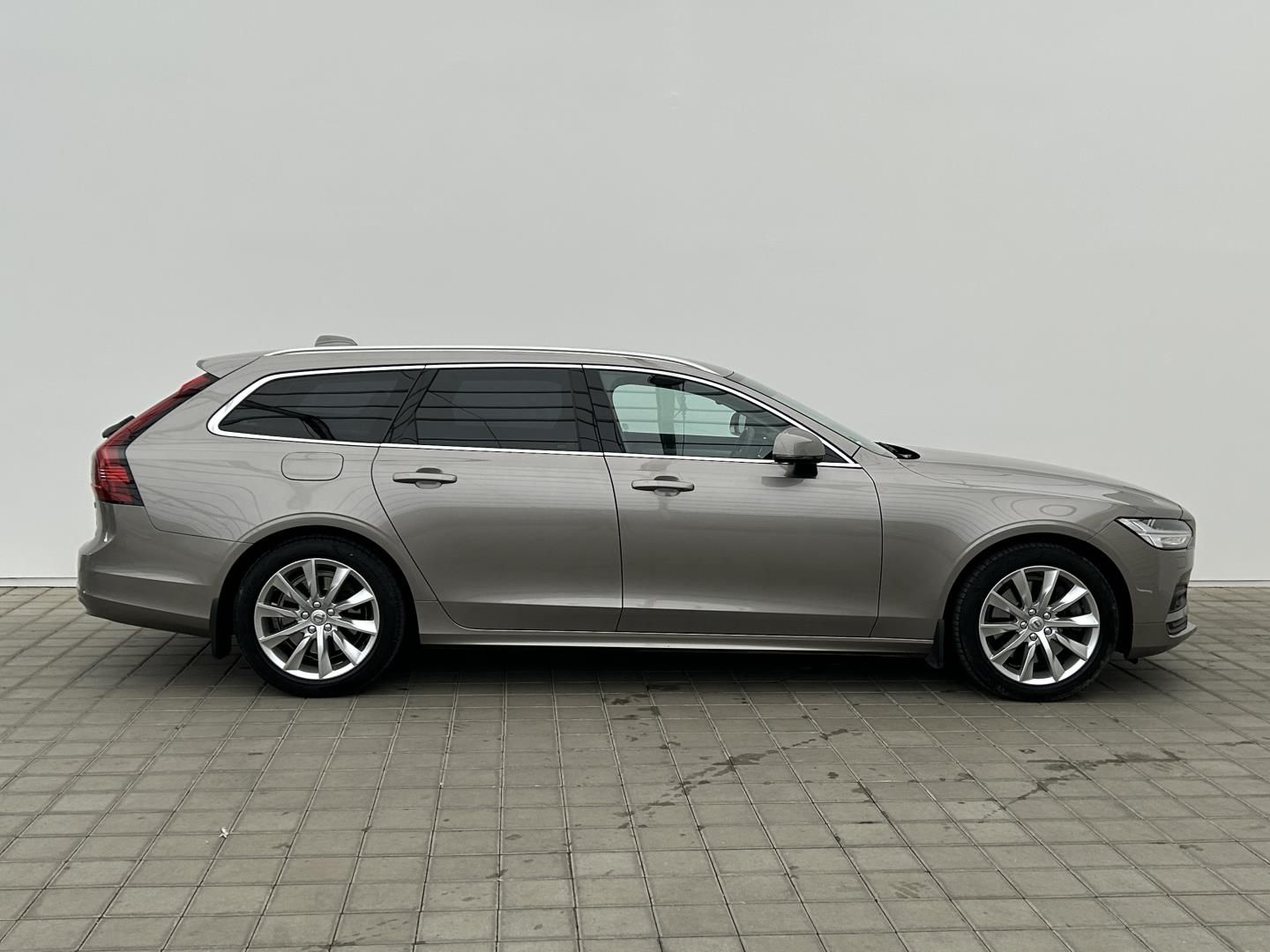 Volvo V90, 2.0B4 145kW Momentum PRO - fotka 4
