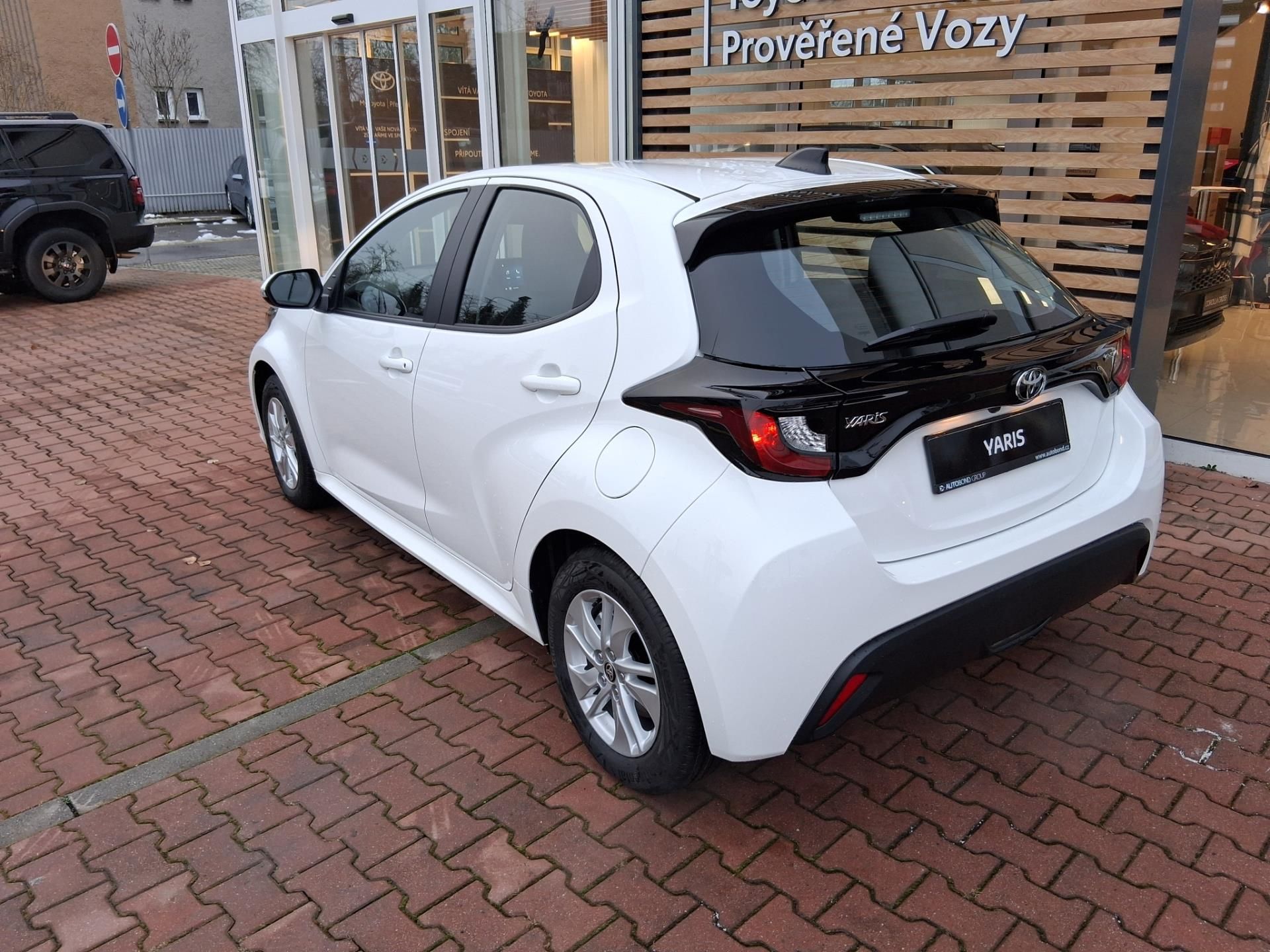 Toyota Yaris, 1,5 HEV 116K COMFORT + ZIMNÍ K - fotka 4