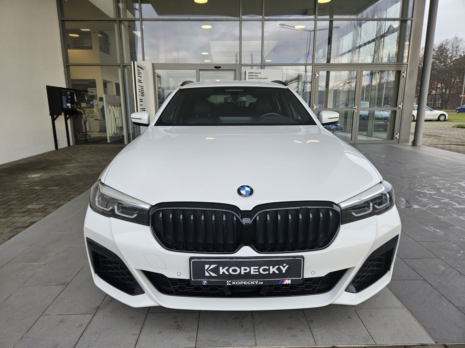 BMW Řada 5, 530d xDrive Touring M Sport - fotka 2