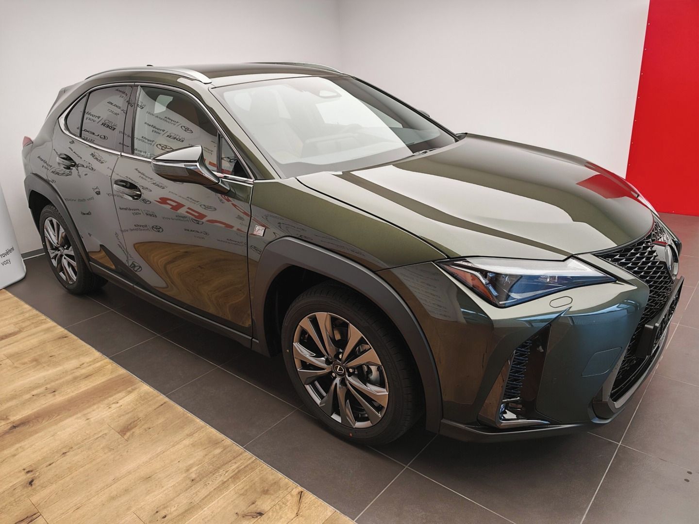 Lexus UX 300h, F Sport Design 300H - fotka 3