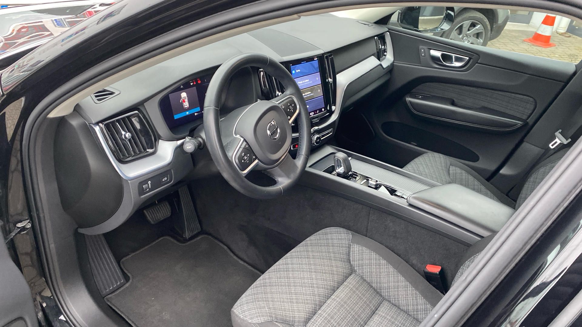 Volvo XC60, MOMENTUM PRO, B4 AWD, 145+10 k - fotka 4