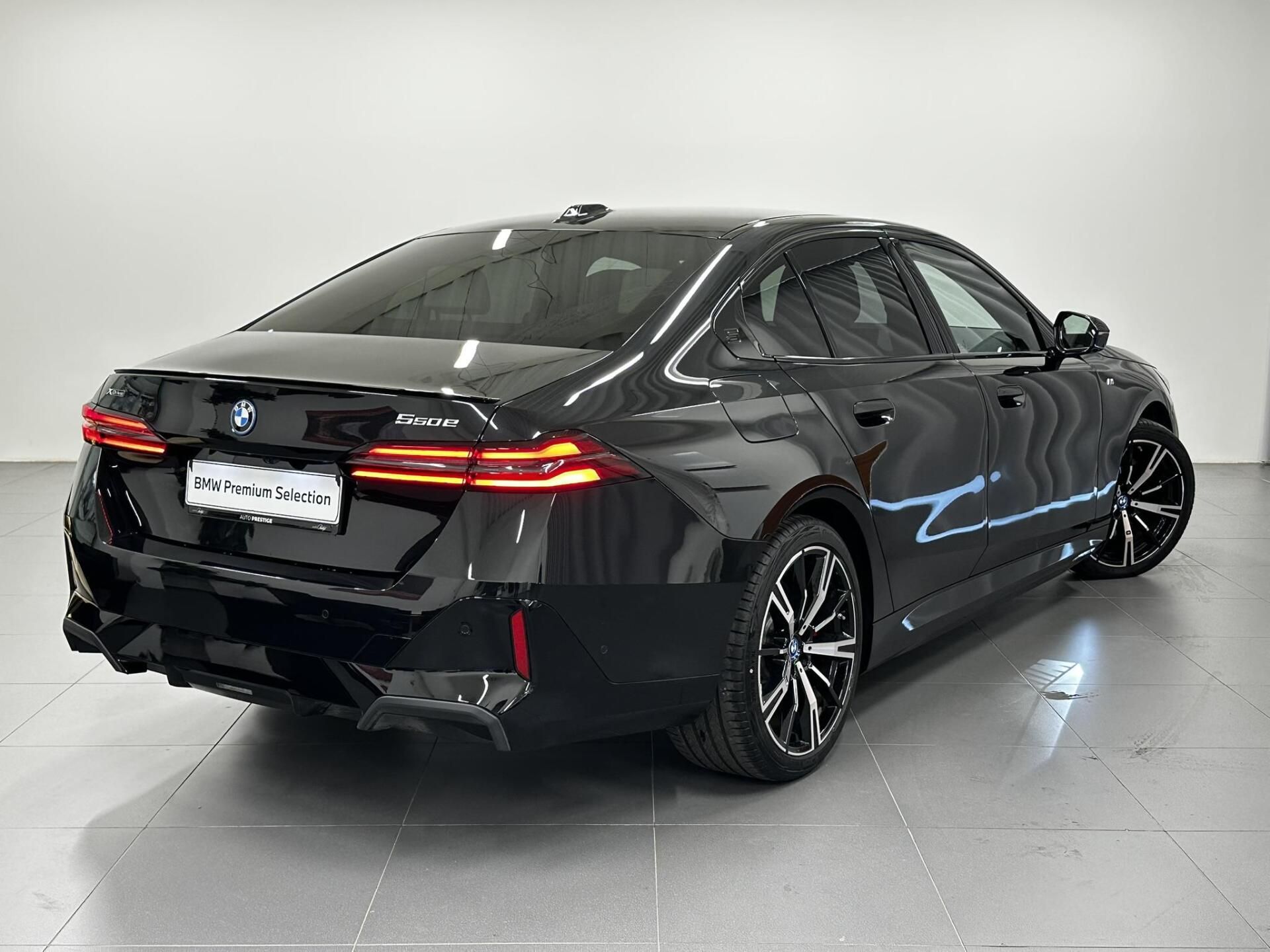 BMW Řada 5, 550e xDrive Sedan - fotka 2