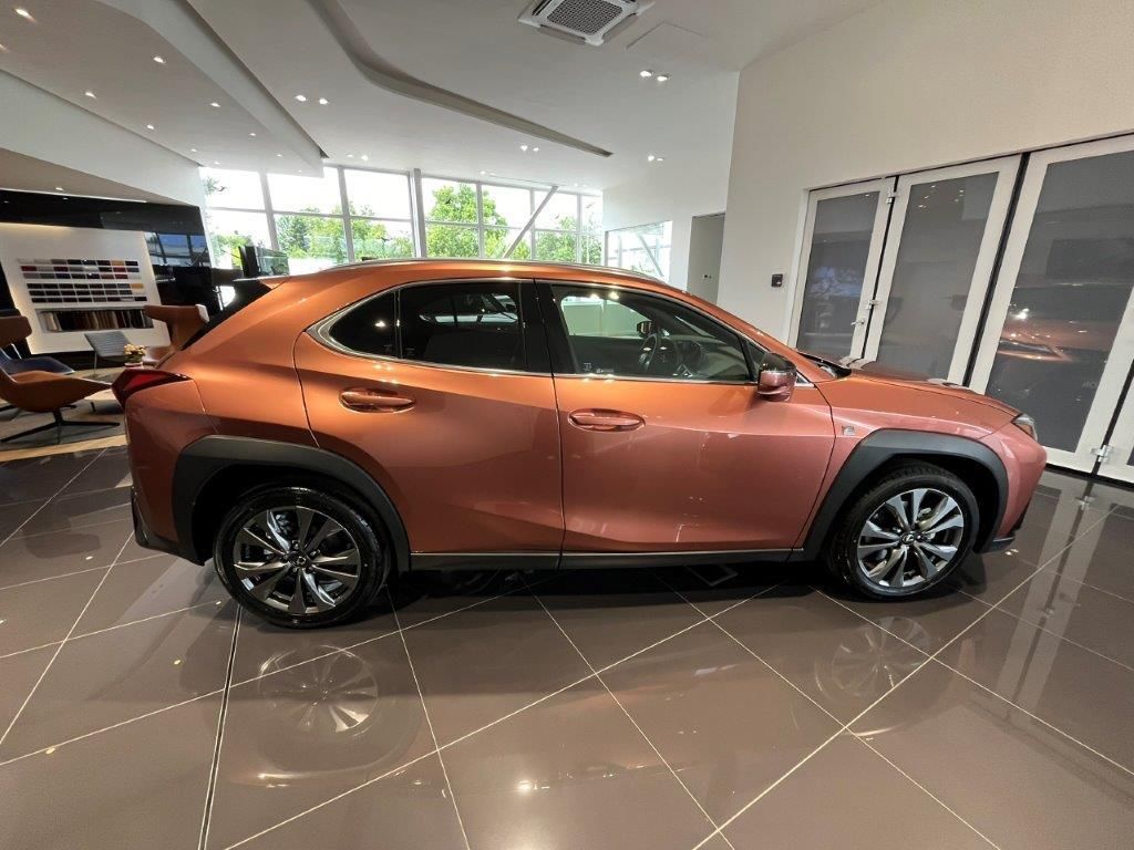 Lexus UX 300h, F SPORT DESIGN - fotka 4