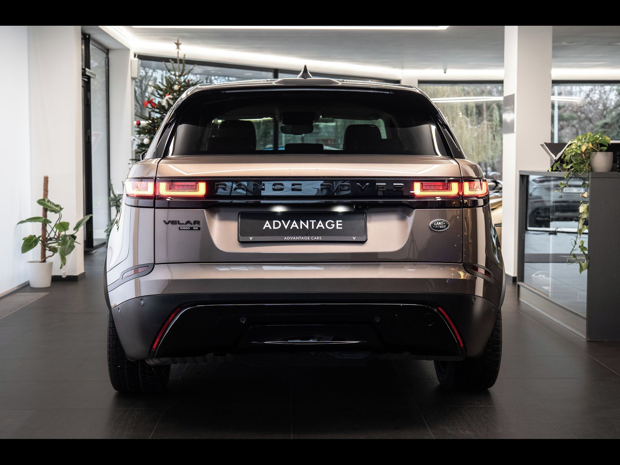 Land Rover Range Rover Velar, D300 Meridian/LED/Vyhřívaná se - fotka 3