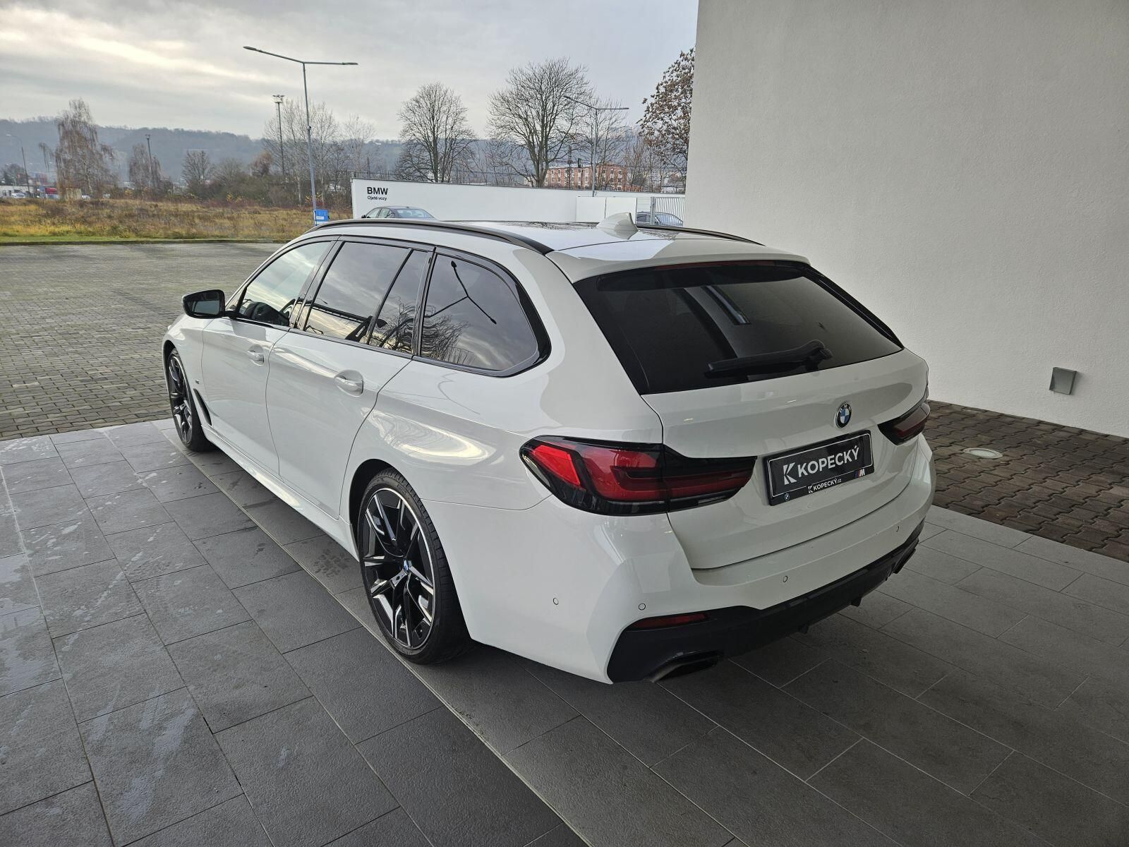 BMW Řada 5, 530d xDrive Touring M Sport - fotka 4