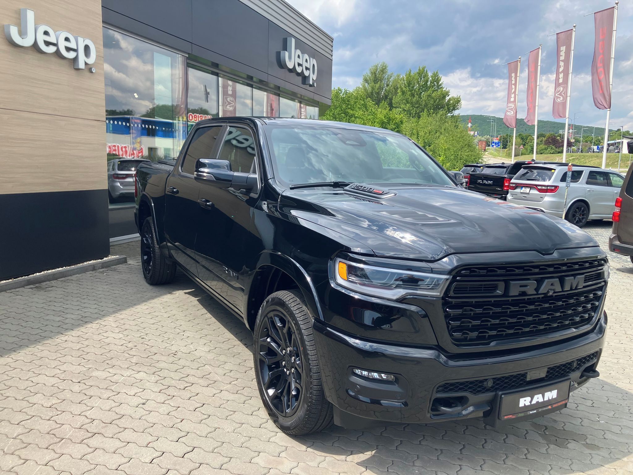 RAM 1500, 3.0 I6 548k LIMITED NIGHT-RED
