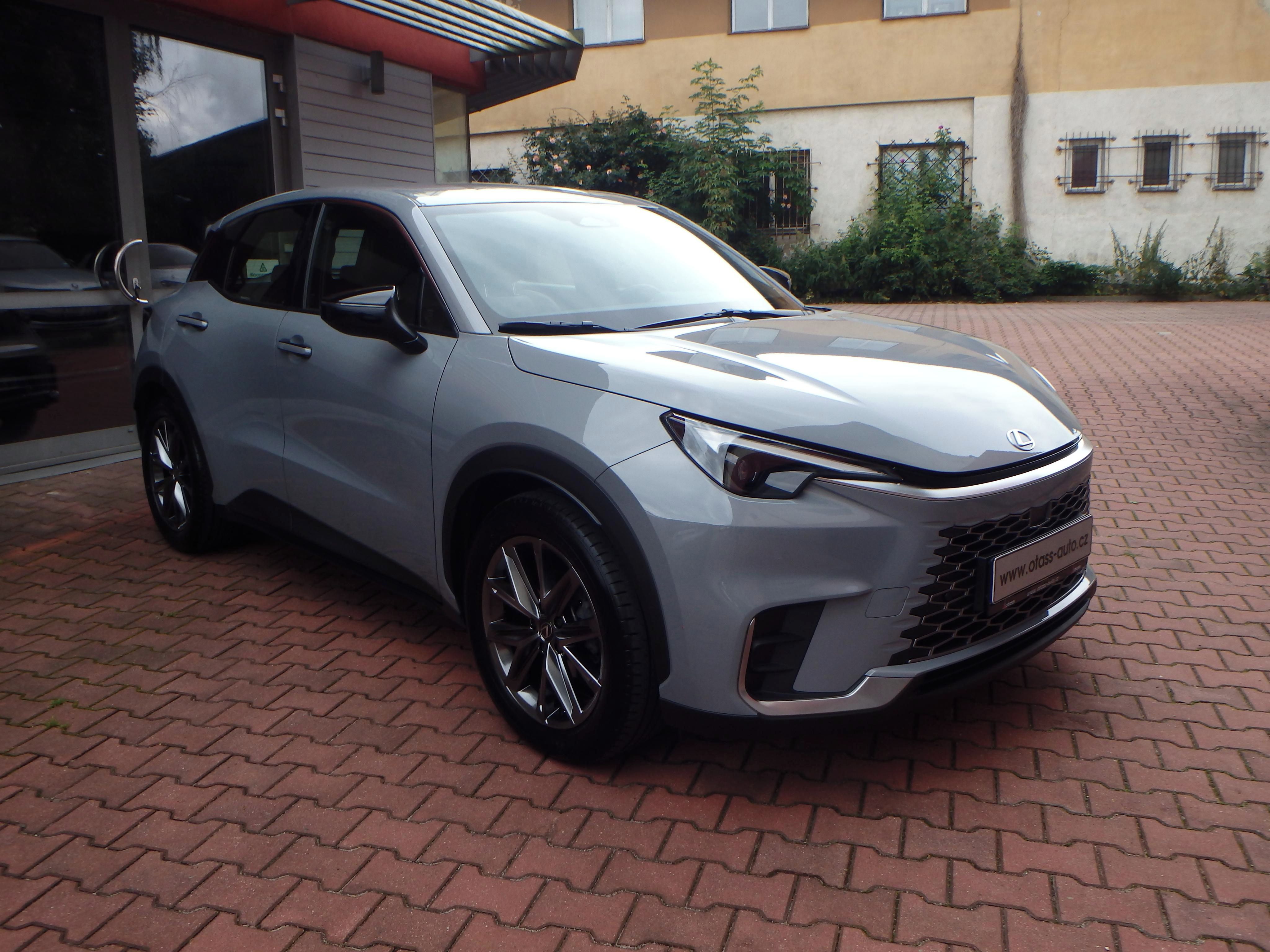 Lexus LBX, 4x4 Elegant Tech,z-5let/160tis - fotka 3