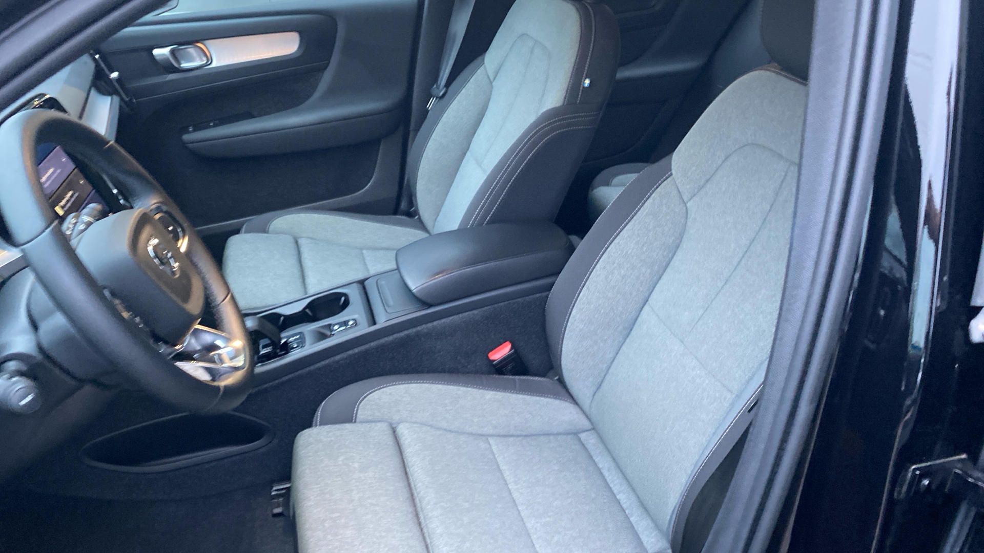 Volvo XC40, CORE, B3 FWD, 120+10 kW / 163+ - fotka 4