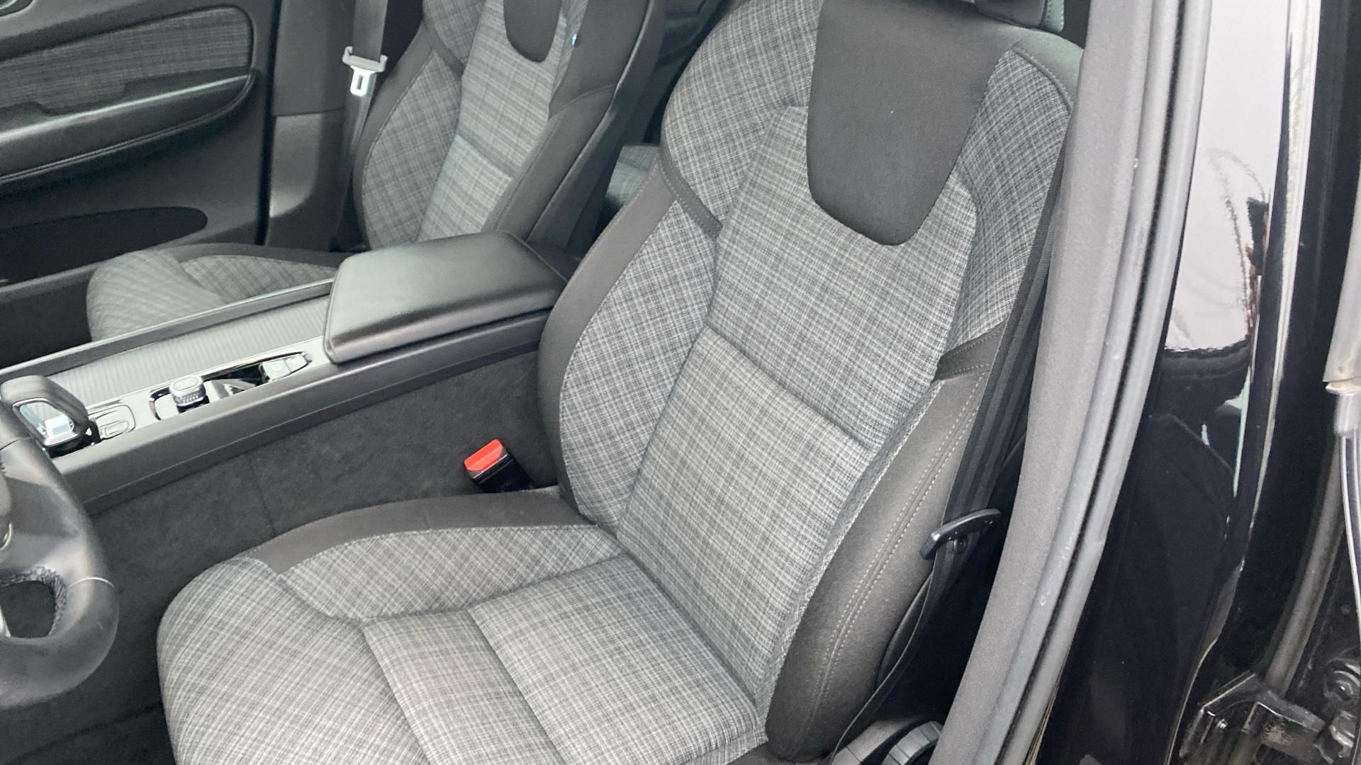 Volvo XC60, MOMENTUM PRO, B4 AWD, 145+10 k - fotka 5