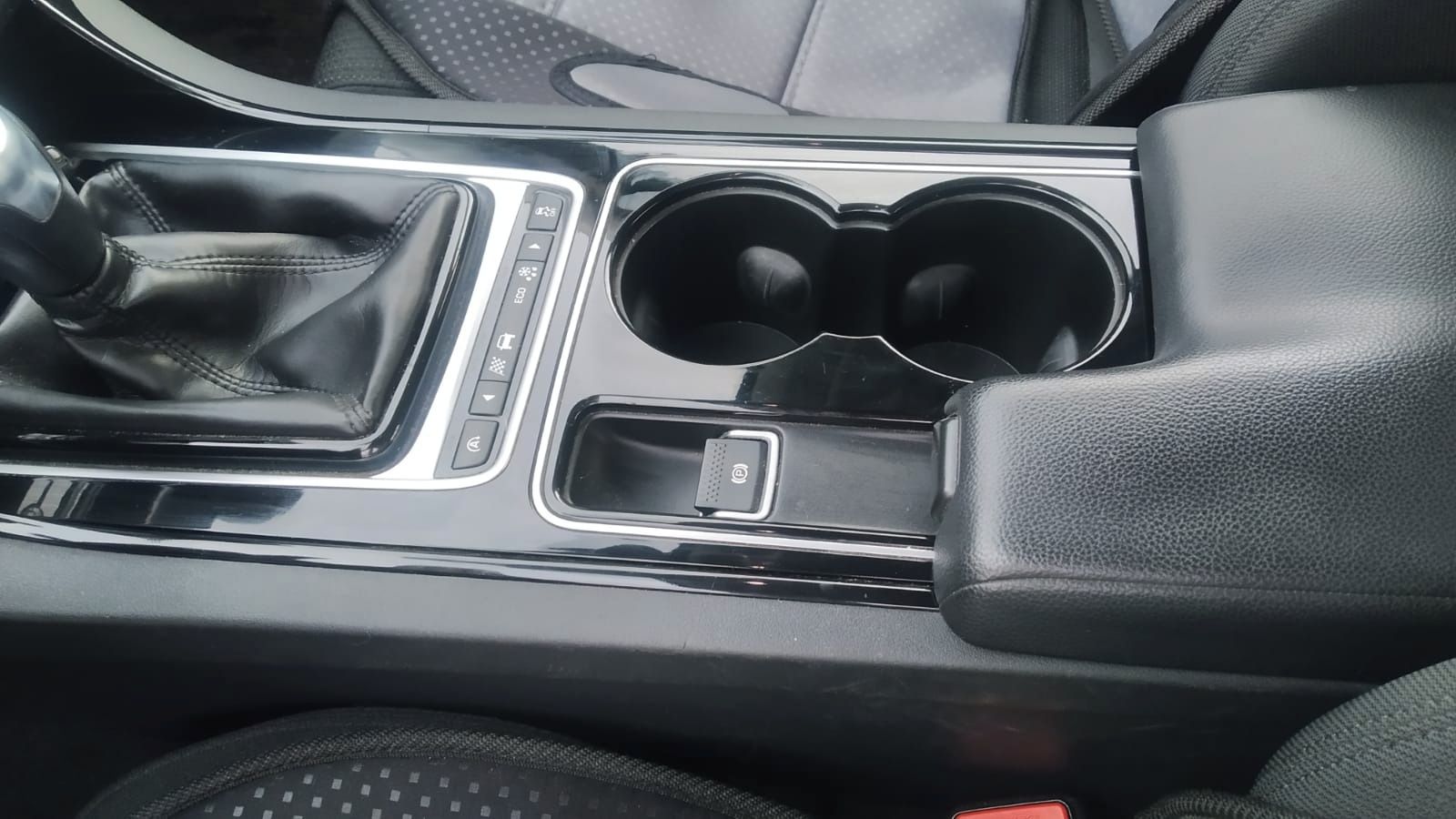 Jaguar XE, Jaguar XE 2.0D manual - fotka 2
