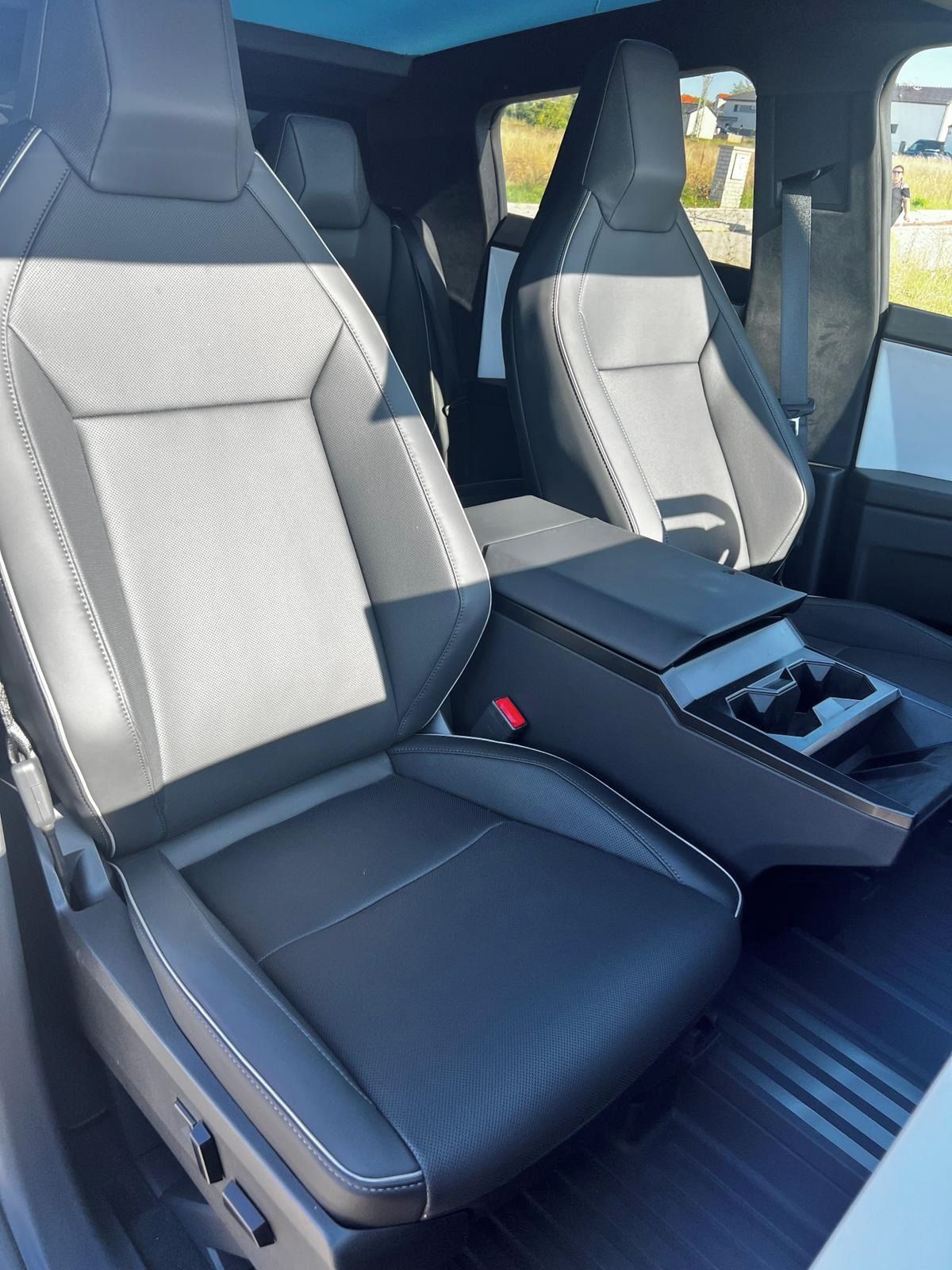 Tesla Cybertruck, 2026, 10 km - fotka 6