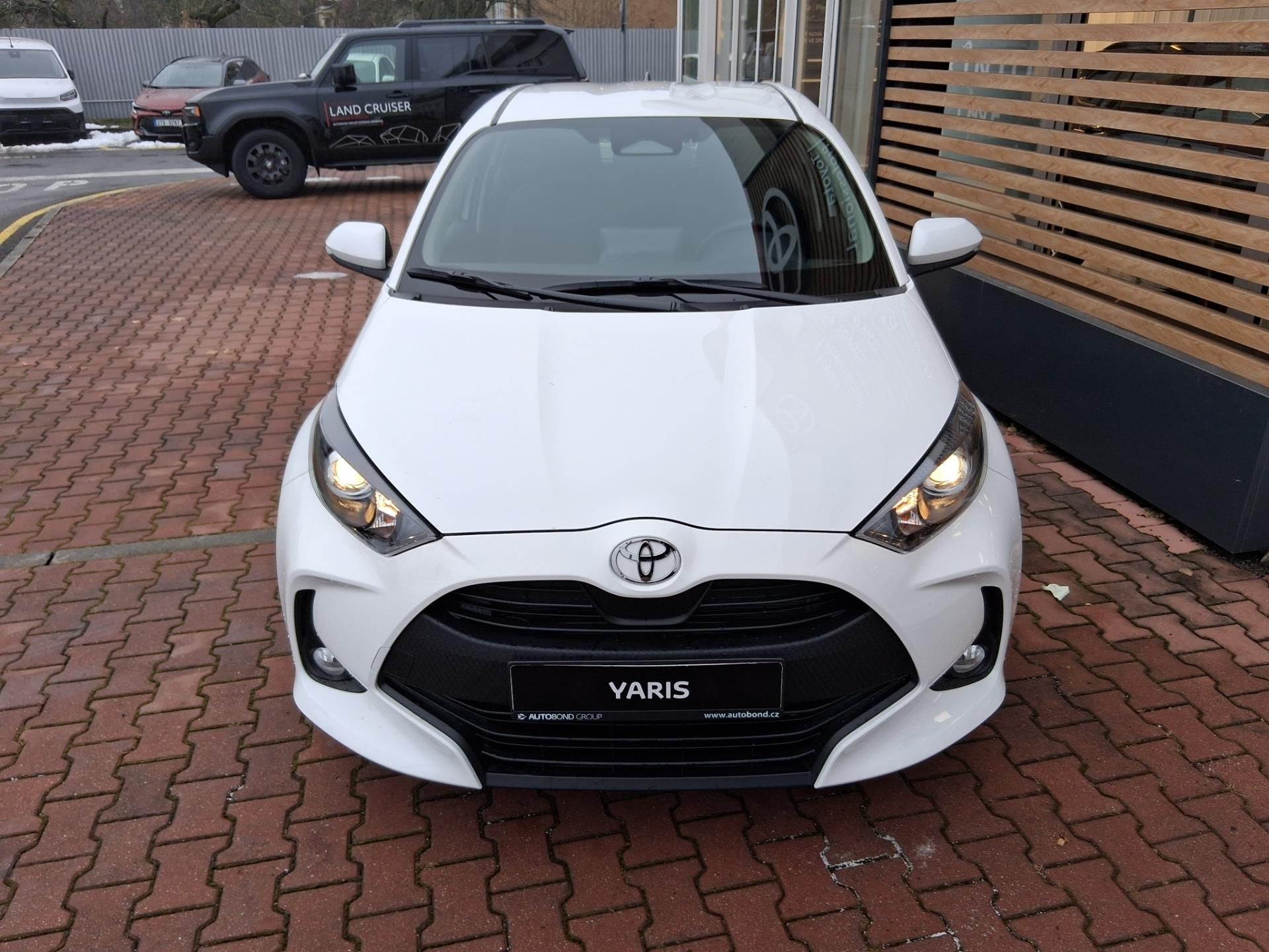 Toyota Yaris, 1,5 HEV 116K COMFORT + ZIMNÍ K - fotka 2