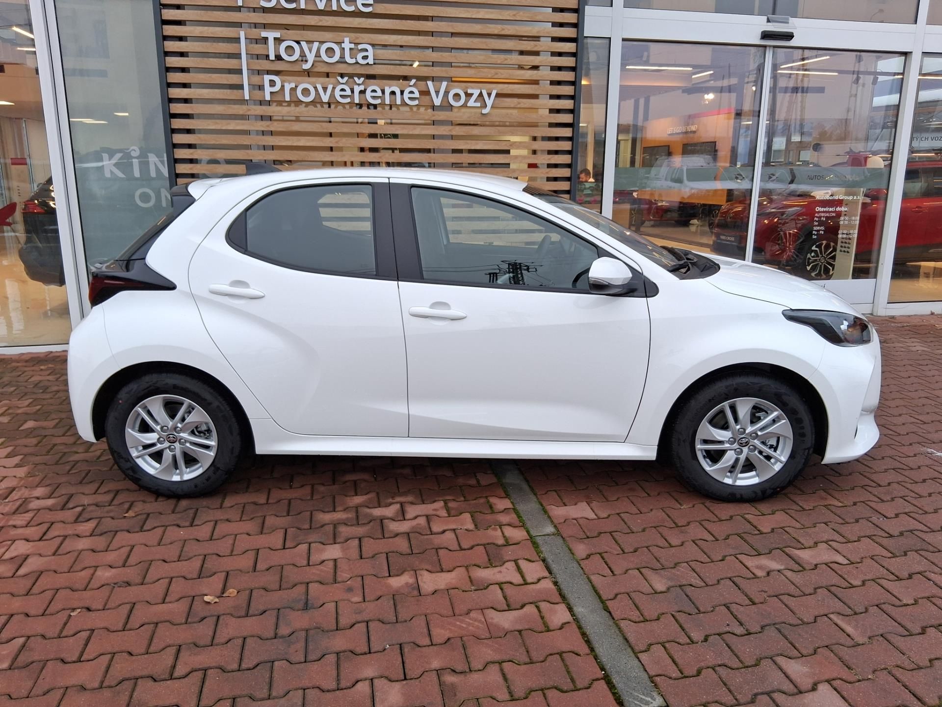 Toyota Yaris, 1,5 HEV 116K COMFORT + ZIMNÍ K - fotka 3