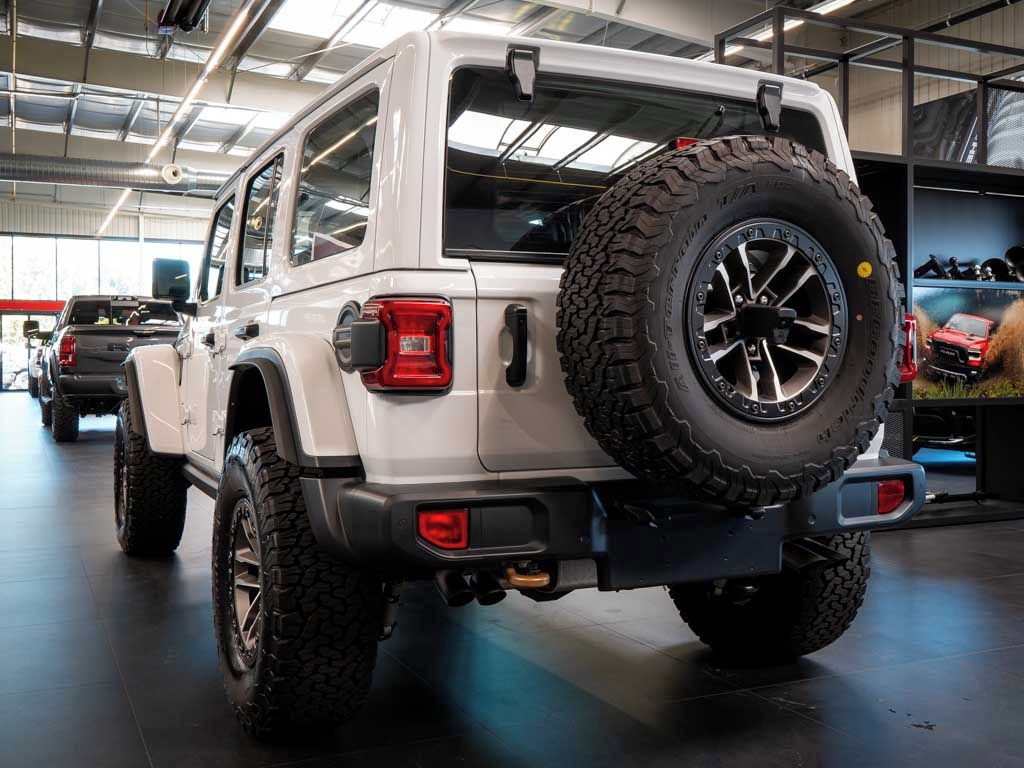 Jeep Wrangler, 6.4 Rubicon 392 V8 4x4 35 Pneu - fotka 3