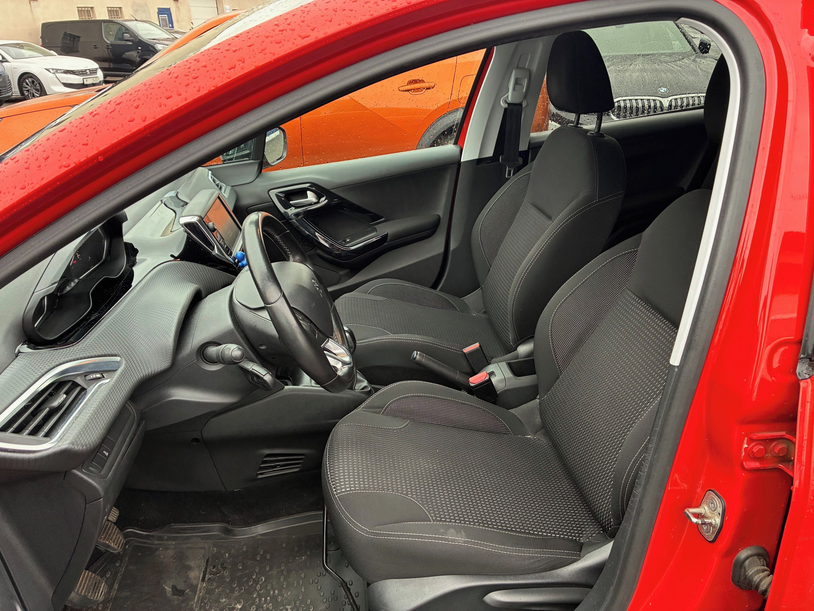 Peugeot 208, 1,2 PureTech Active Pack  82k - fotka 6