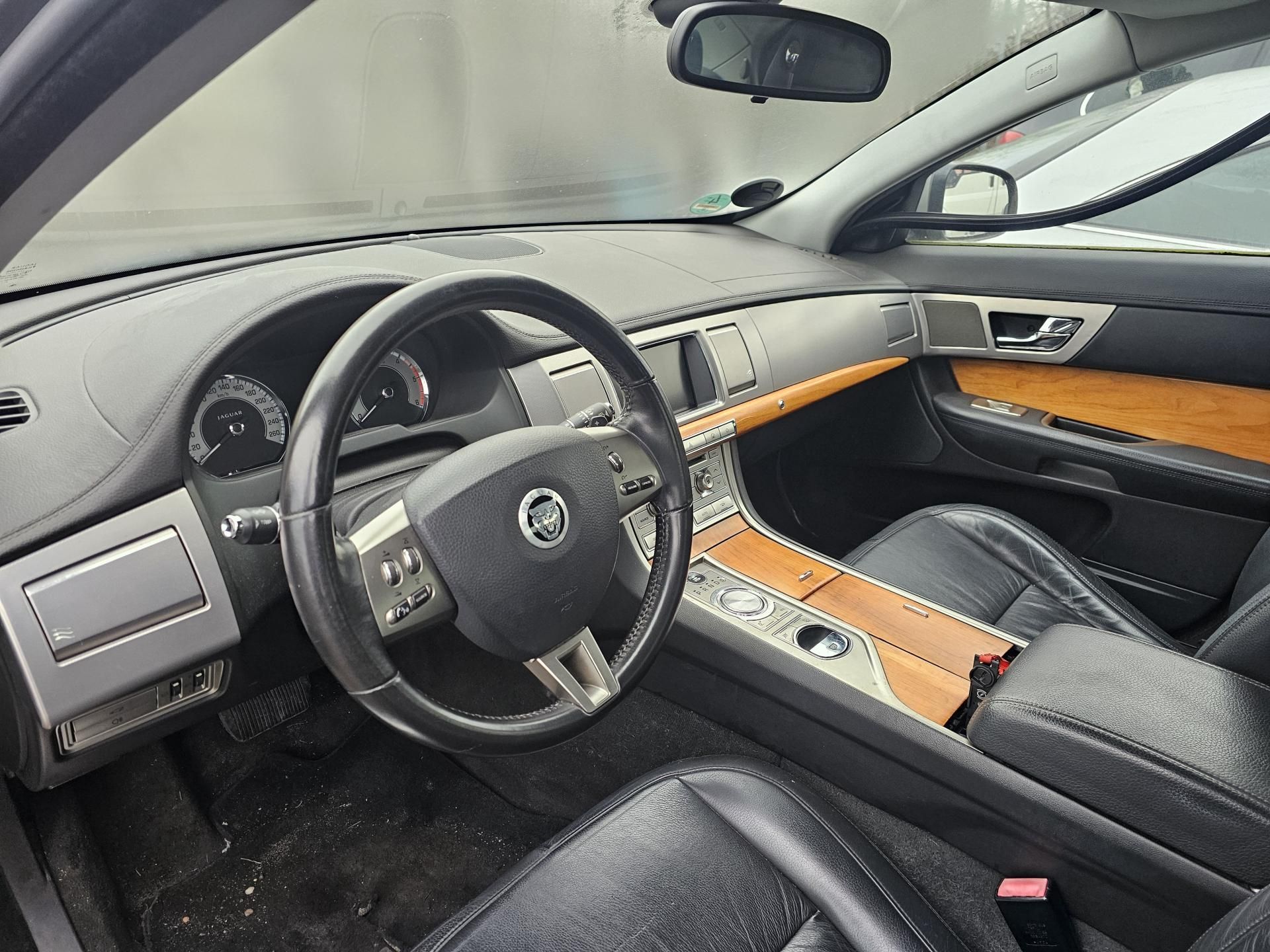 Jaguar XF, 3.0D 177kW NA DÍLY NEBO OPRAVU - fotka 5