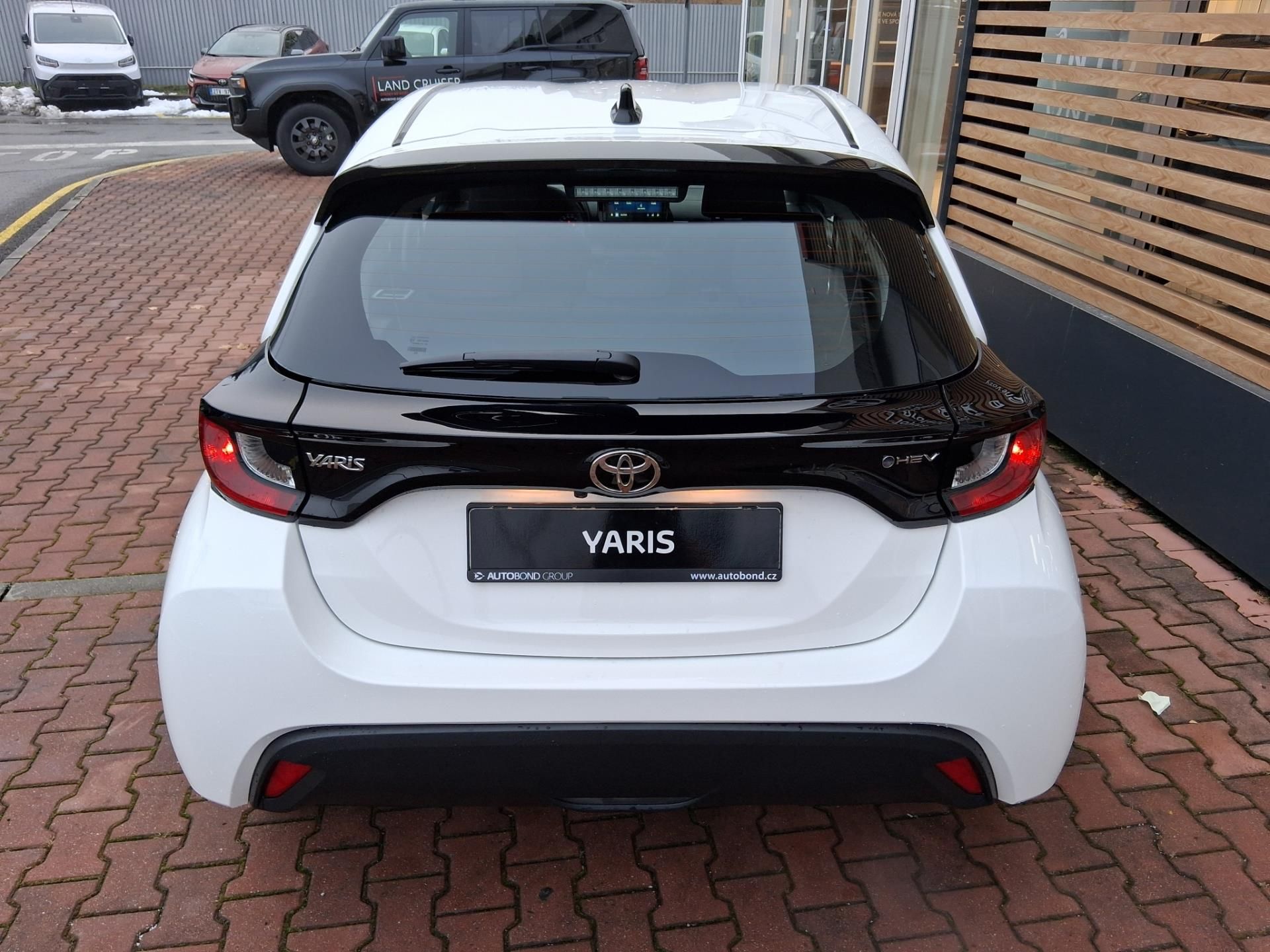 Toyota Yaris, 1,5 HEV 116K COMFORT + ZIMNÍ K - fotka 5