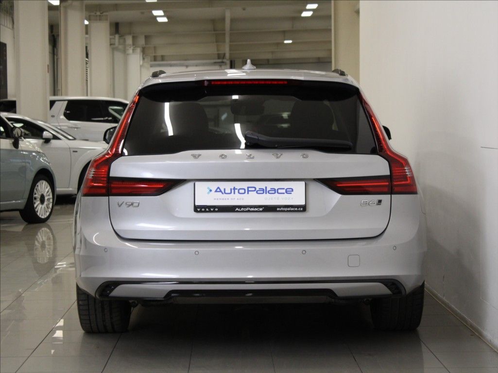 Volvo V90, 2,0 B6 AWD Ultimate Dark B&W - fotka 4