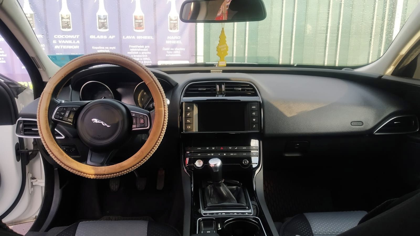 Jaguar XE, Jaguar XE 2.0D manual - fotka 6