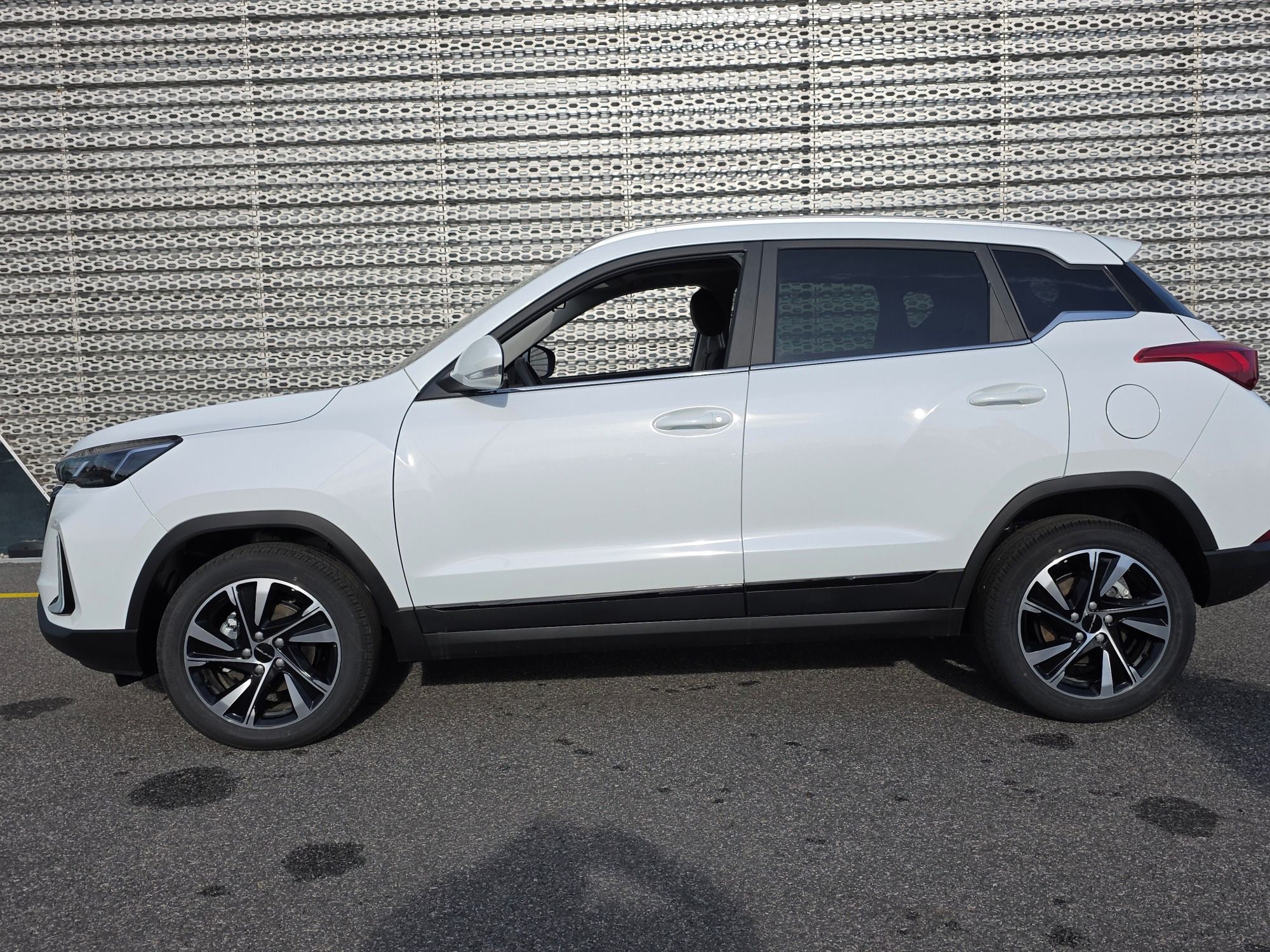 BAIC X3, LUXURY 1,5T 100kW 6/MT 4x2 - fotka 6
