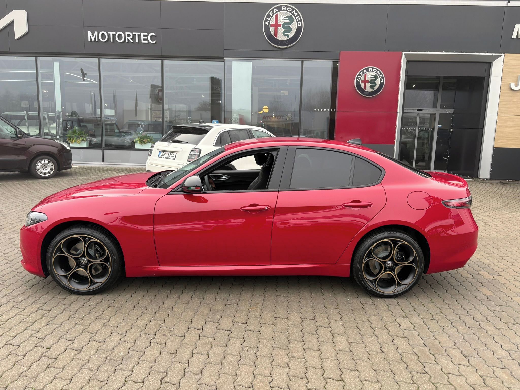 Alfa Romeo Giulia, Intensa 2.0 Turbo 280k AT8 Q4 - fotka 4
