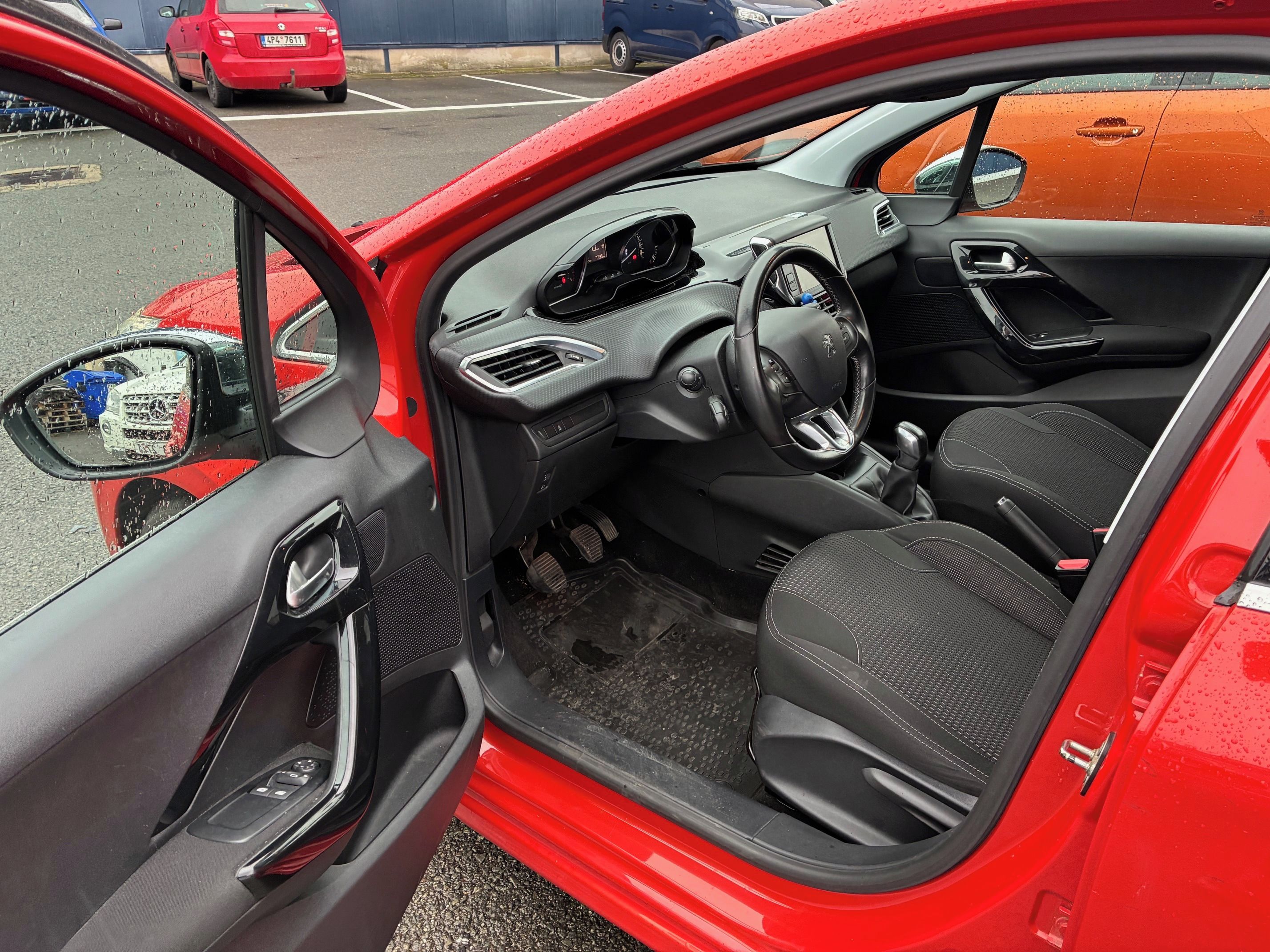 Peugeot 208, 1,2 PureTech Active Pack  82k - fotka 5