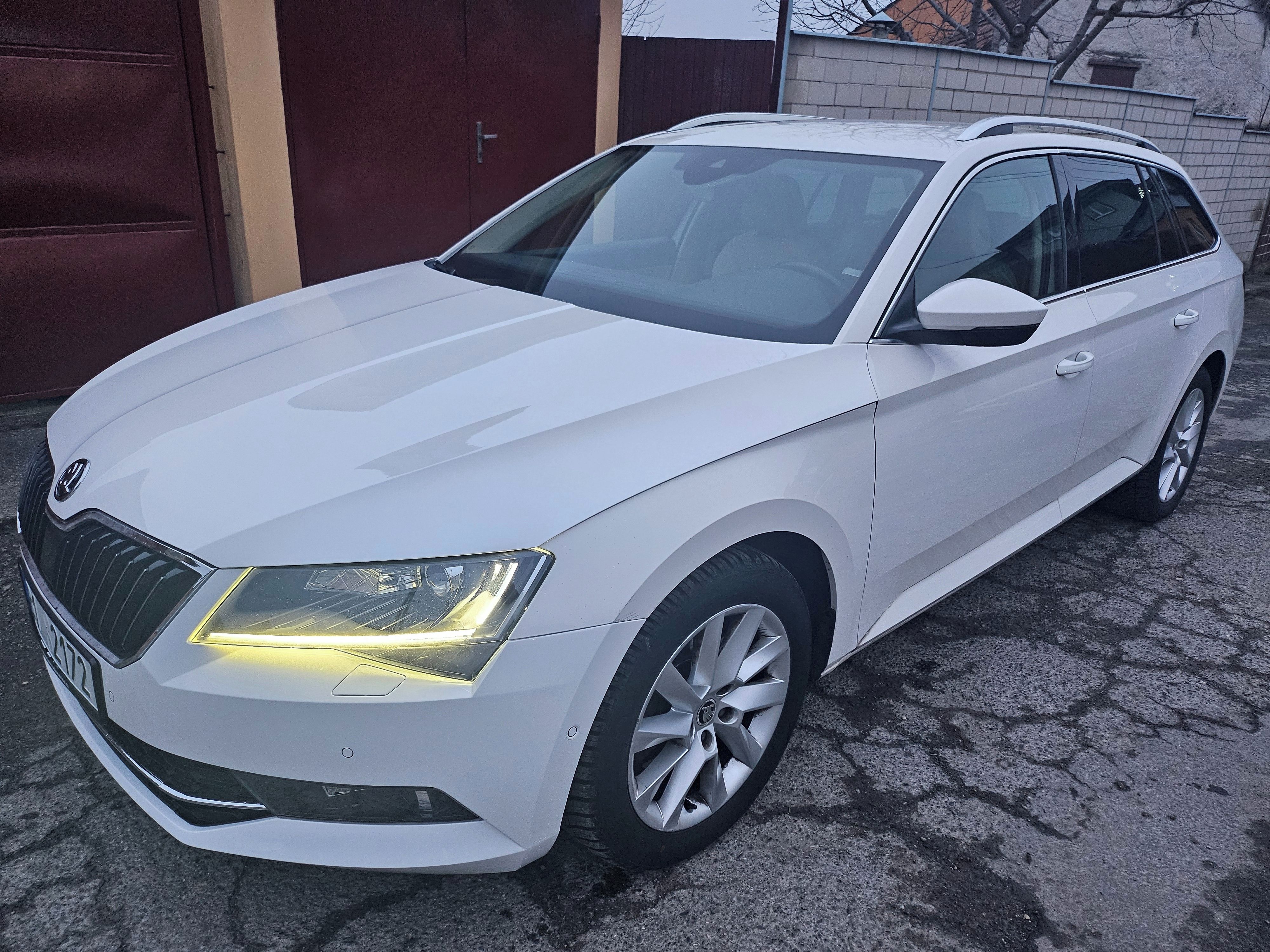 Škoda Superb, 4x4 Combi 110kw,kamera,navi. - fotka 5