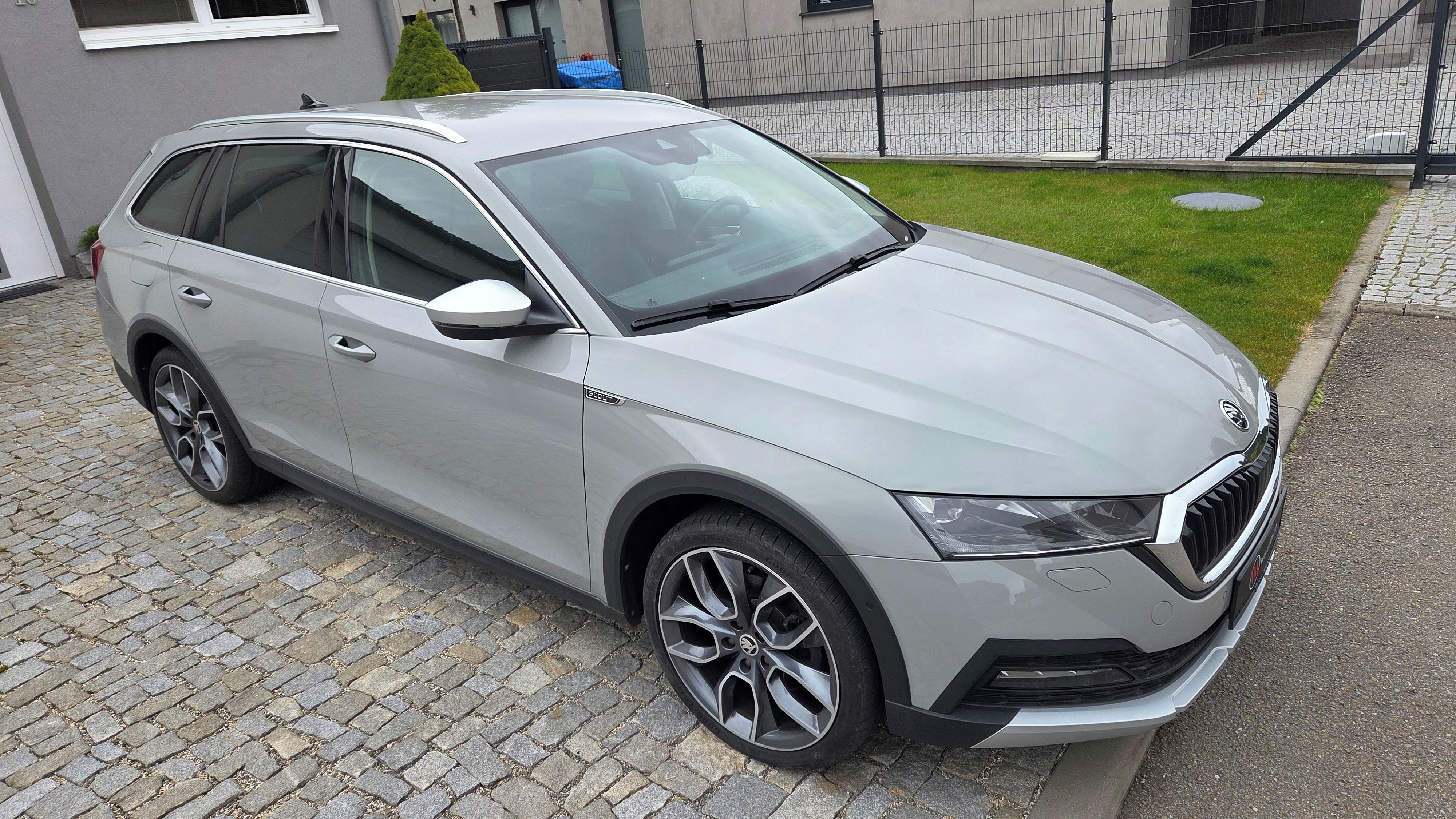 Škoda Octavia, SCOUT 147kW/4x4/DSG/Head-Up - fotka 3