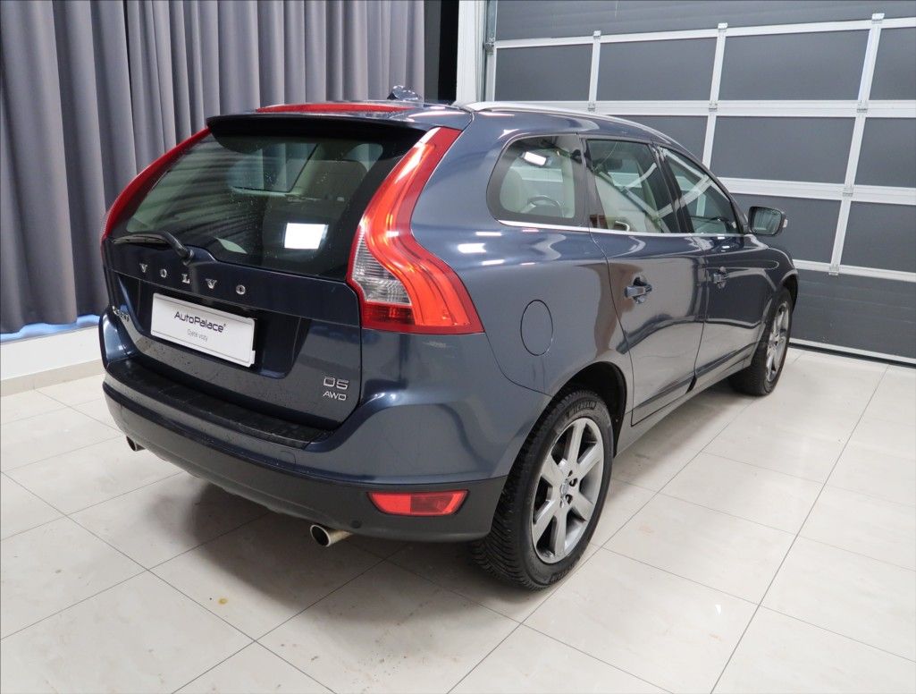 Volvo XC60, 2,4 D5 AWD AUT - fotka 4