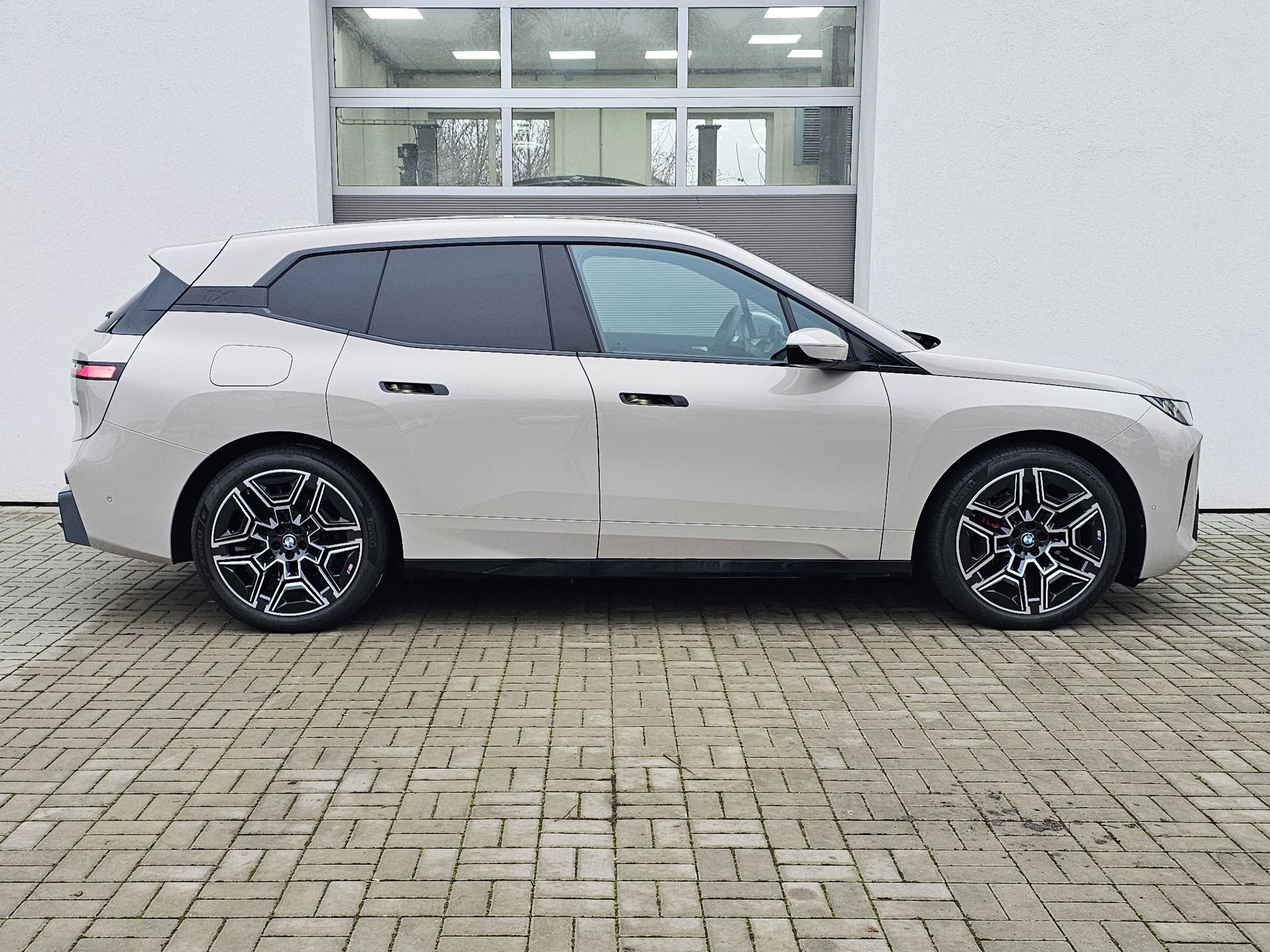 BMW iX, xDrive45 M paket Pro - fotka 5