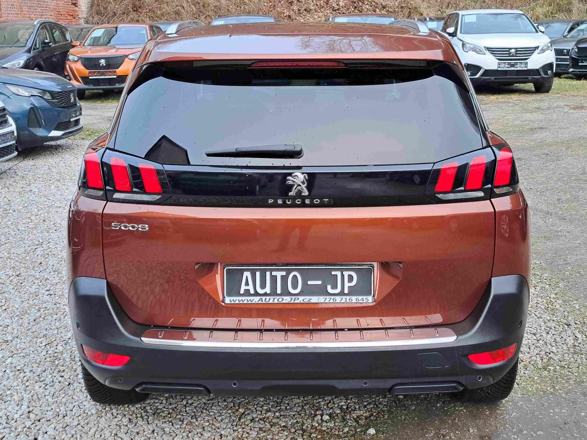 Peugeot 5008, 1,5 HDI  EAT8 ALLURE  LED NAVI - fotka 4