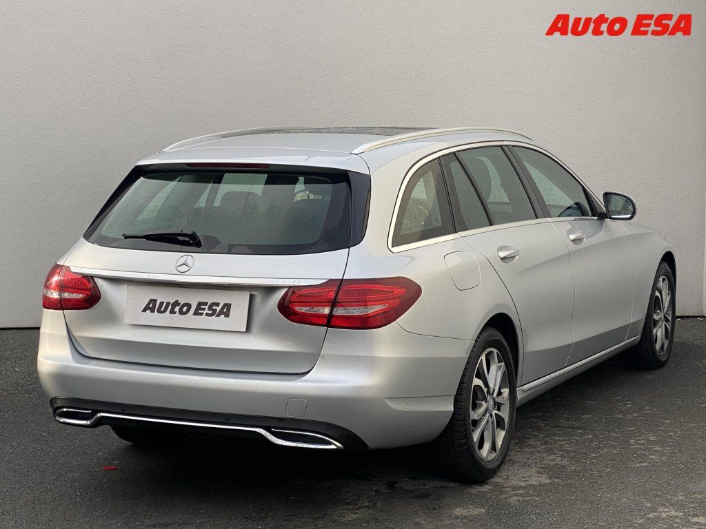 Mercedes-Benz Třídy C, 2.2CDi,AT,park. kamera - fotka 4