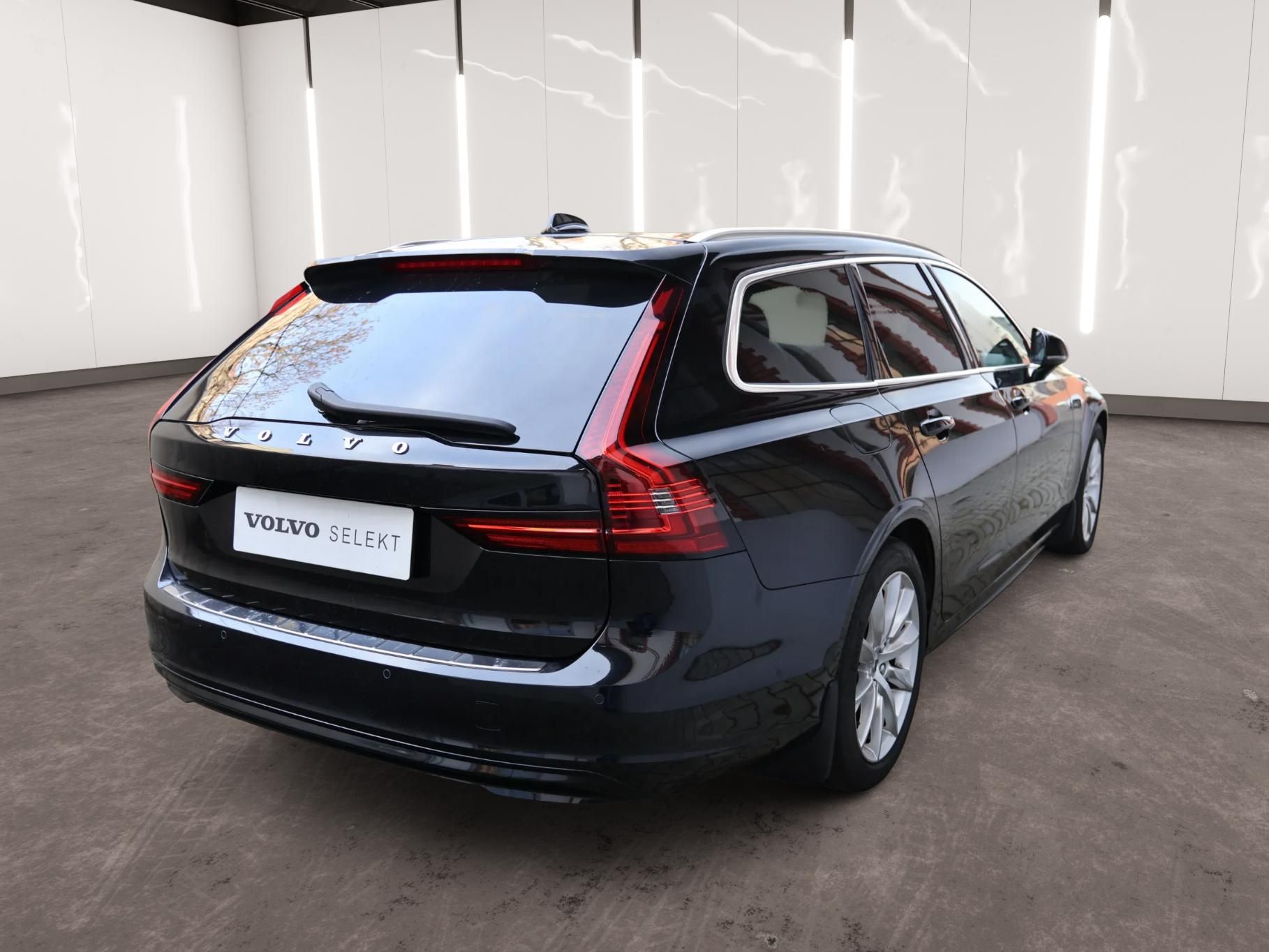 Volvo V90, Momentum,  B4 mildhybrid - fotka 4