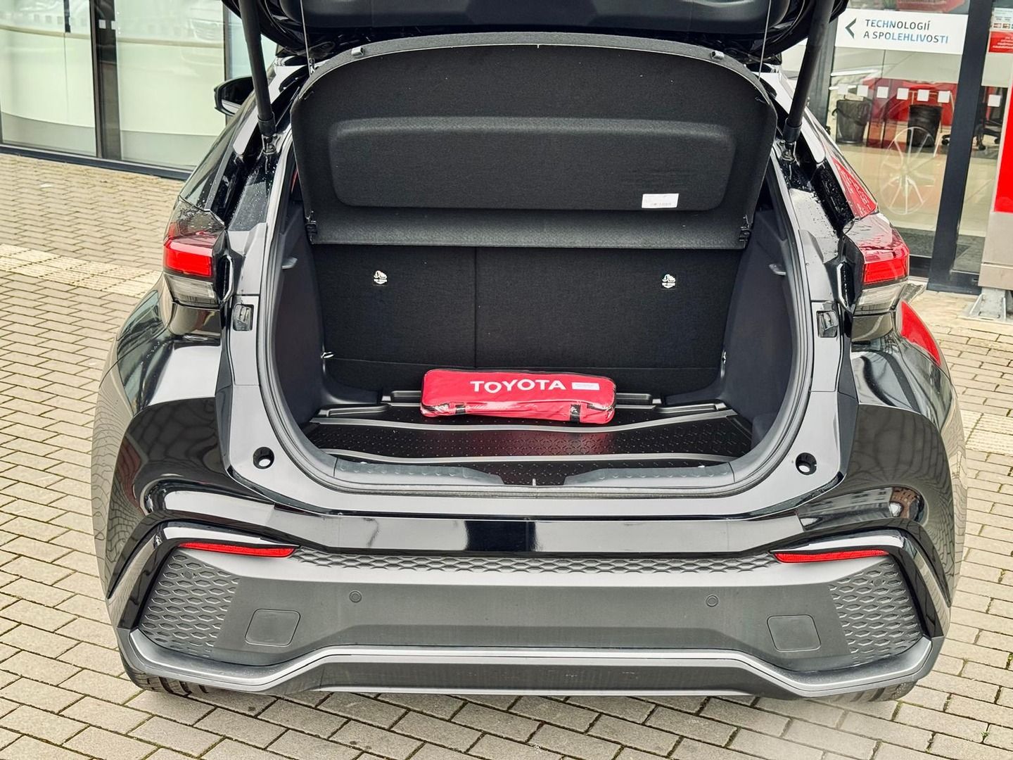 Toyota C-HR, 4x4 GR Sport Premiere Edition - fotka 6