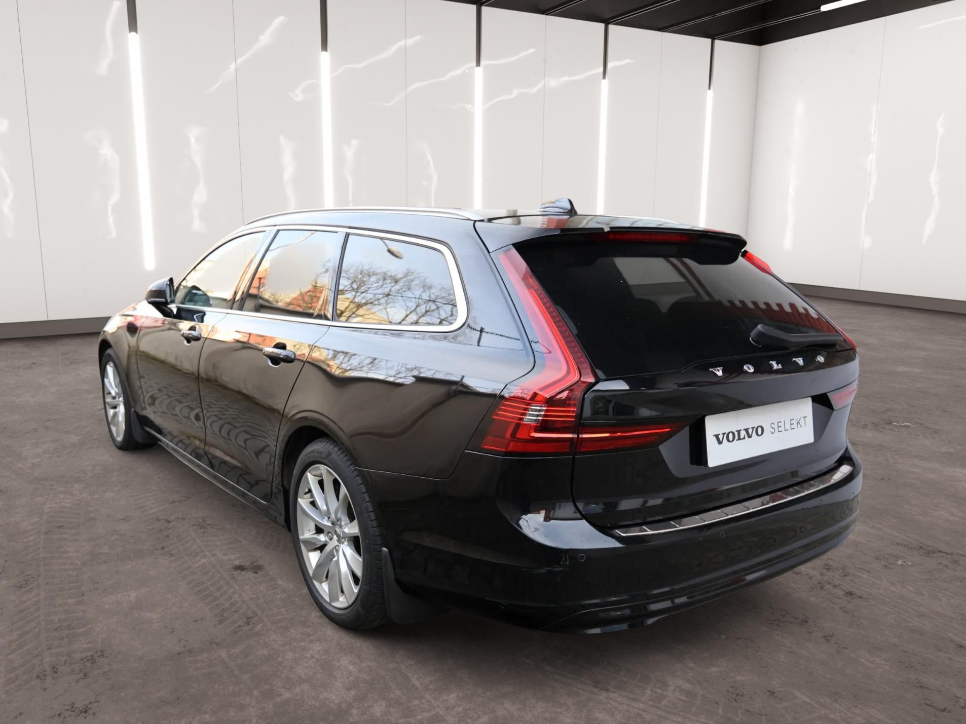 Volvo V90, Momentum,  B4 mildhybrid - fotka 2