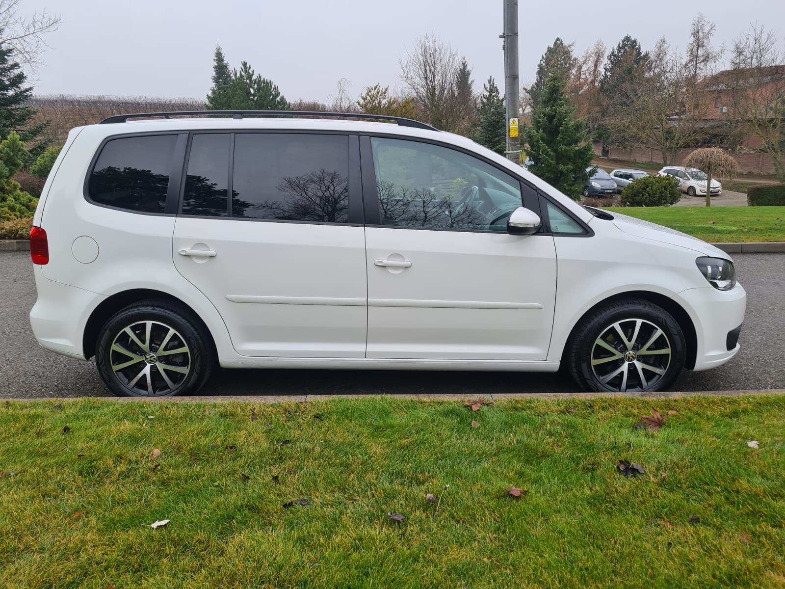 Volkswagen Touran, 1.6 TDi 85KW  DSG NAV 7-míst - fotka 5