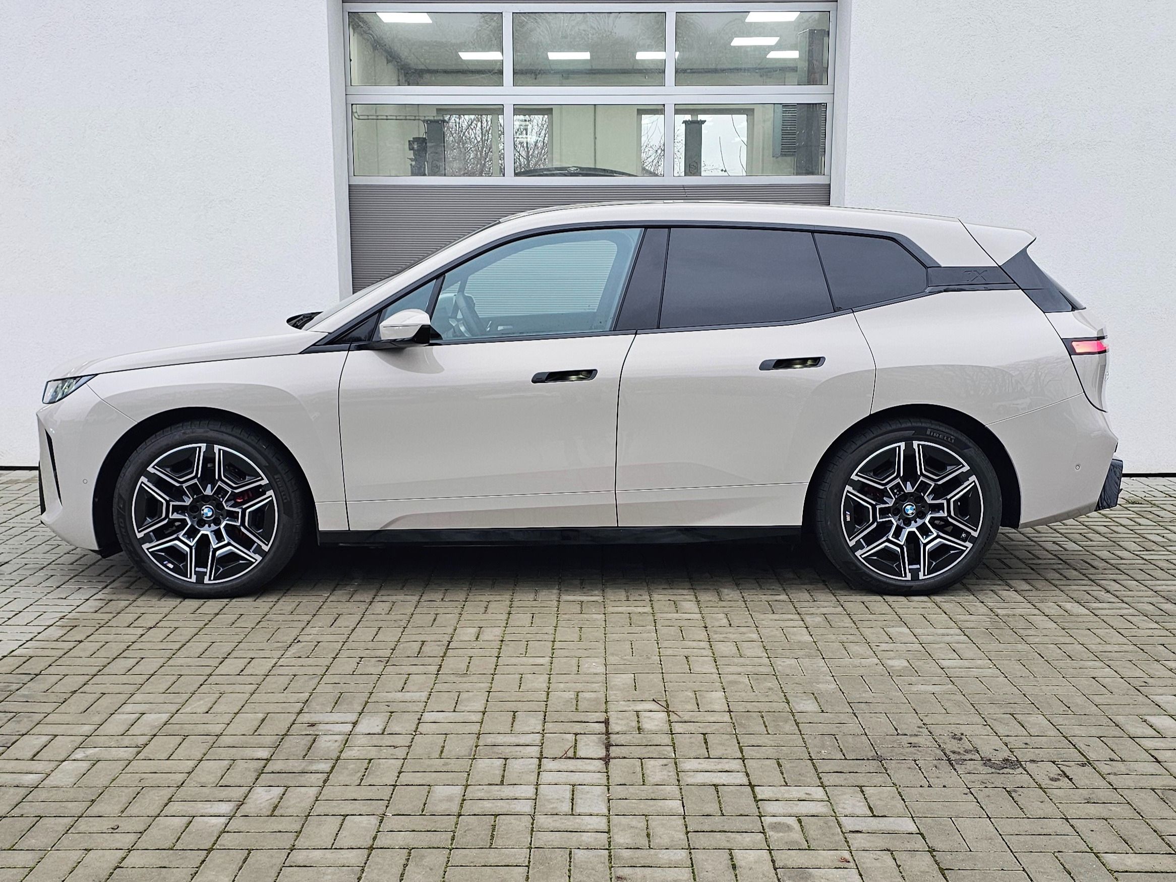 BMW iX, xDrive45 M paket Pro - fotka 4