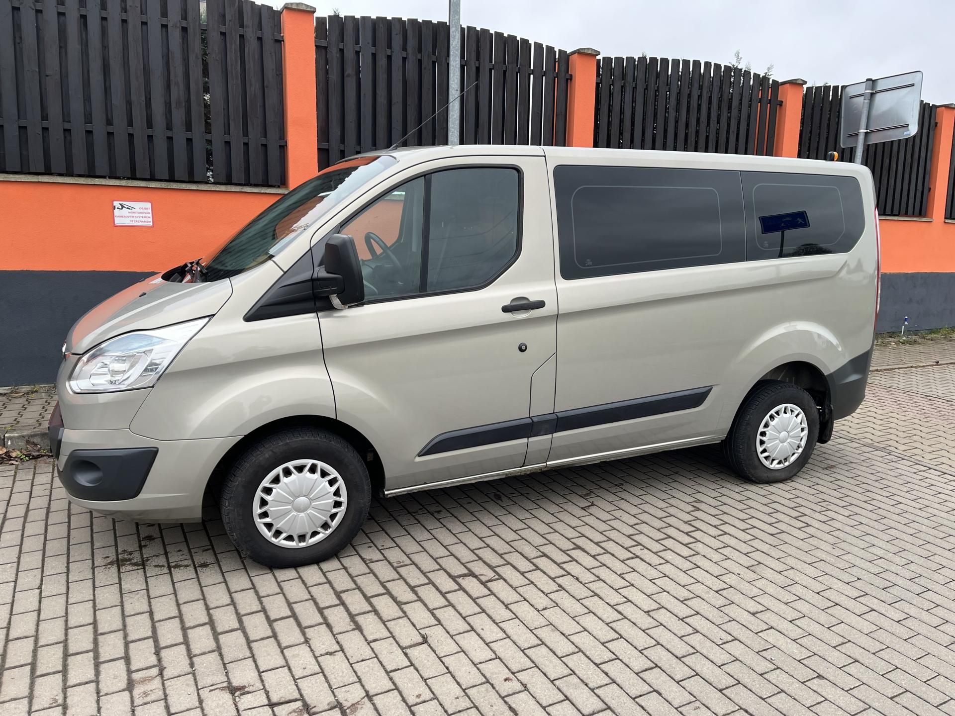 Ford Tourneo Custom, 2.2 TDCi 9 Míst - fotka 2