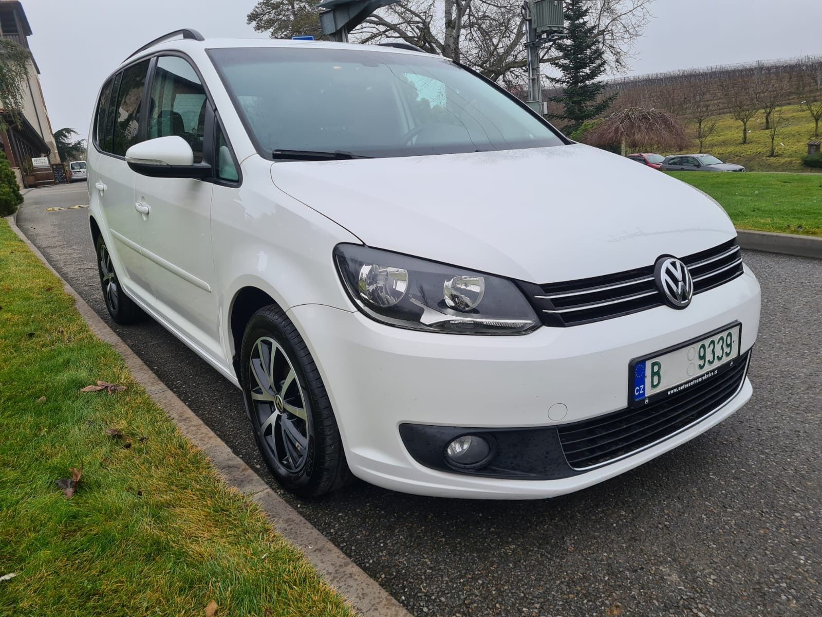 Volkswagen Touran, 1.6 TDi 85KW  DSG NAV 7-míst - fotka 2