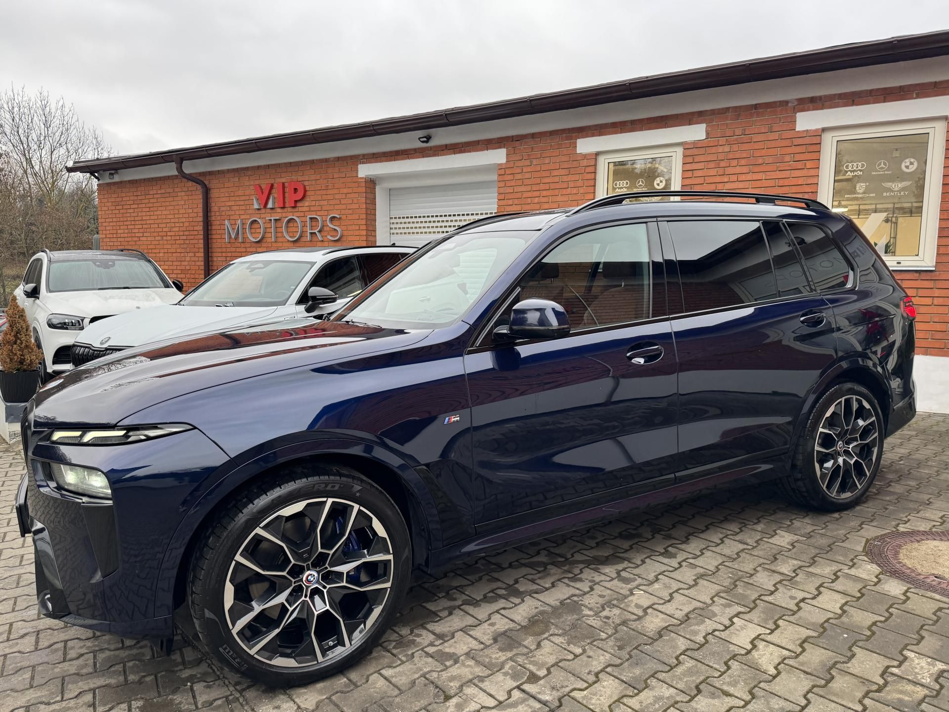 BMW X7, 40i-INDIVID-MASÁŽE-R22-TAŽ. - fotka 2