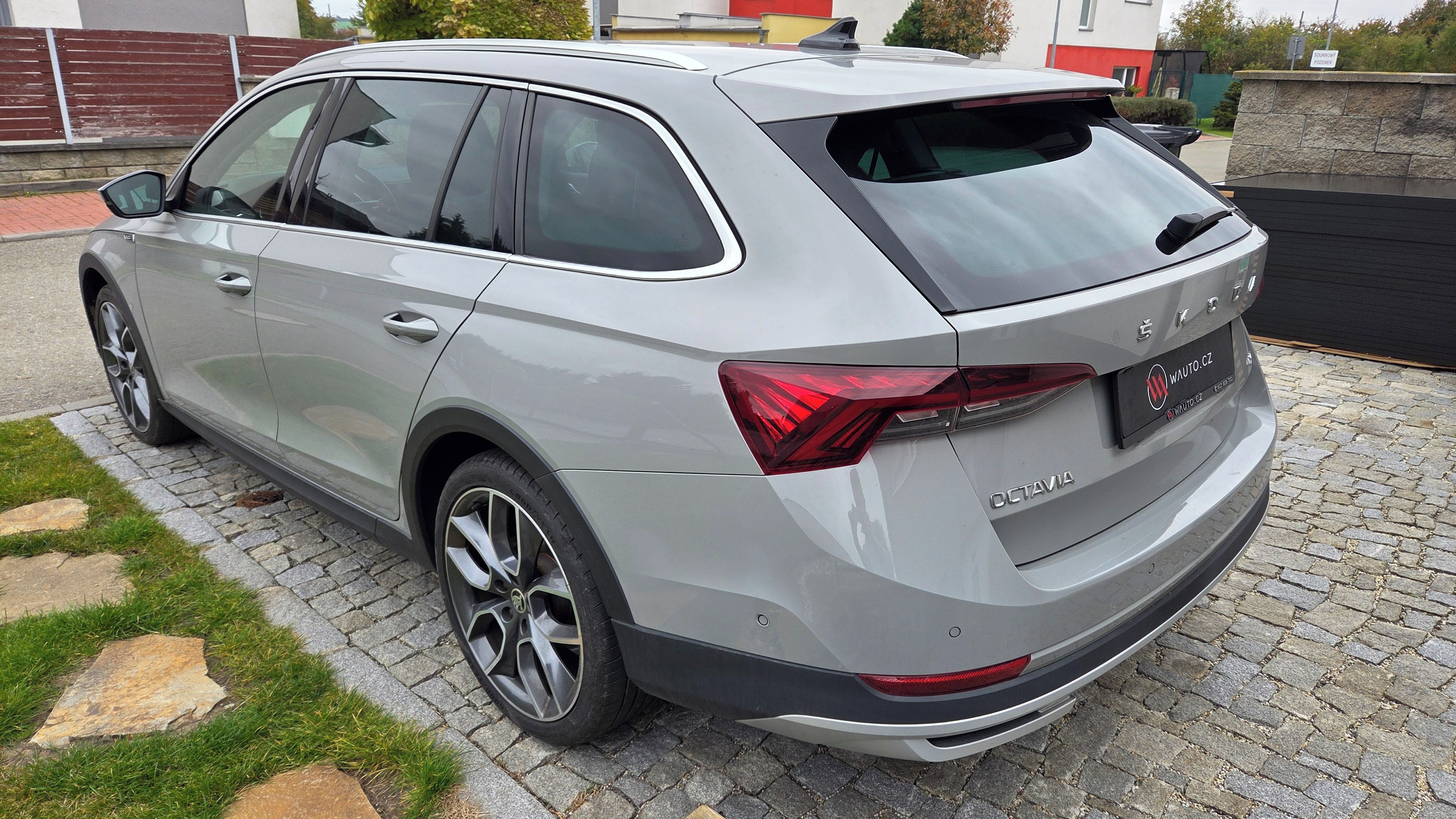Škoda Octavia, SCOUT 147kW/4x4/DSG/Head-Up - fotka 6