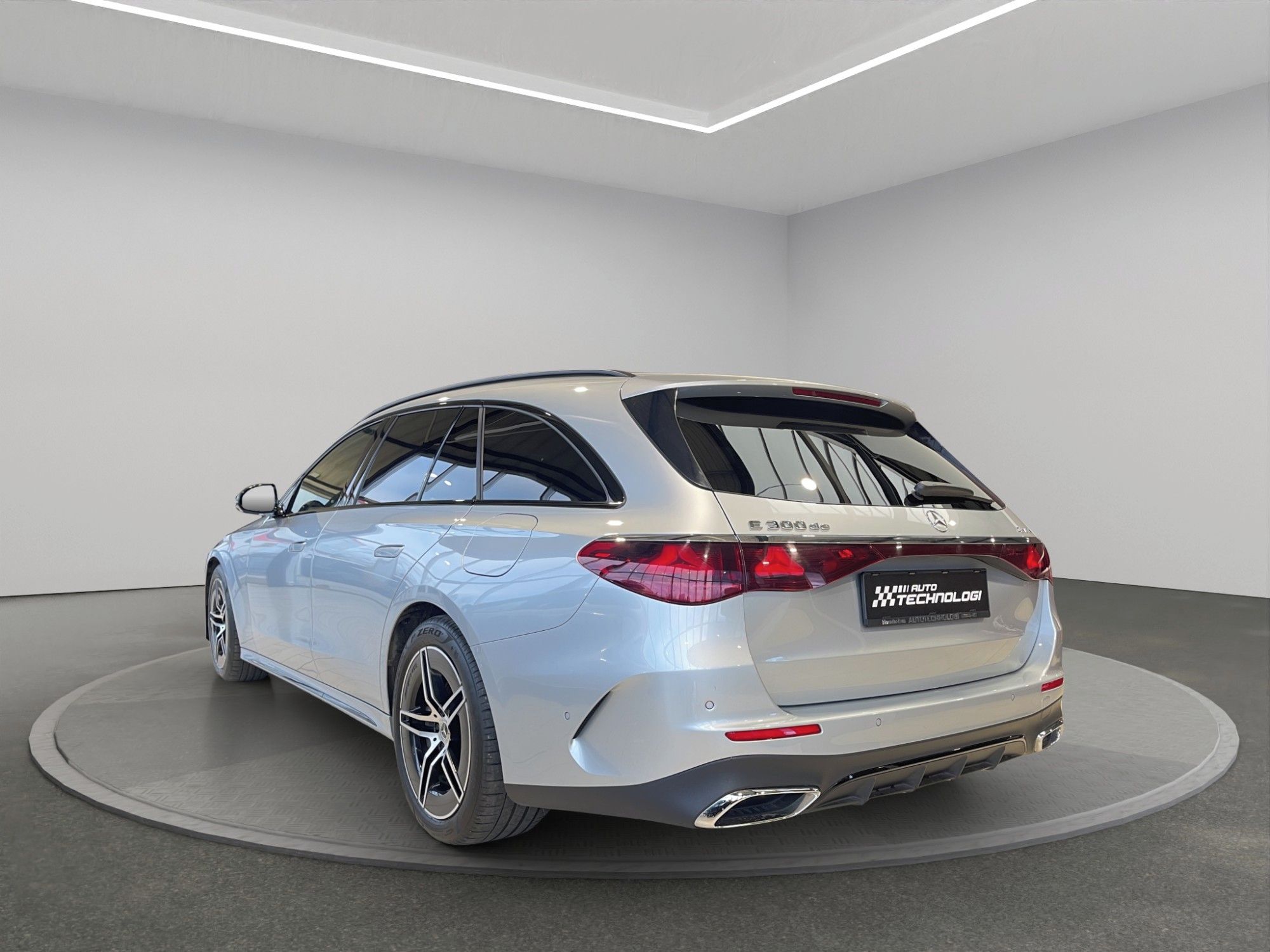 Mercedes-Benz Třídy E, 300 de 4MATIC kombi - fotka 5