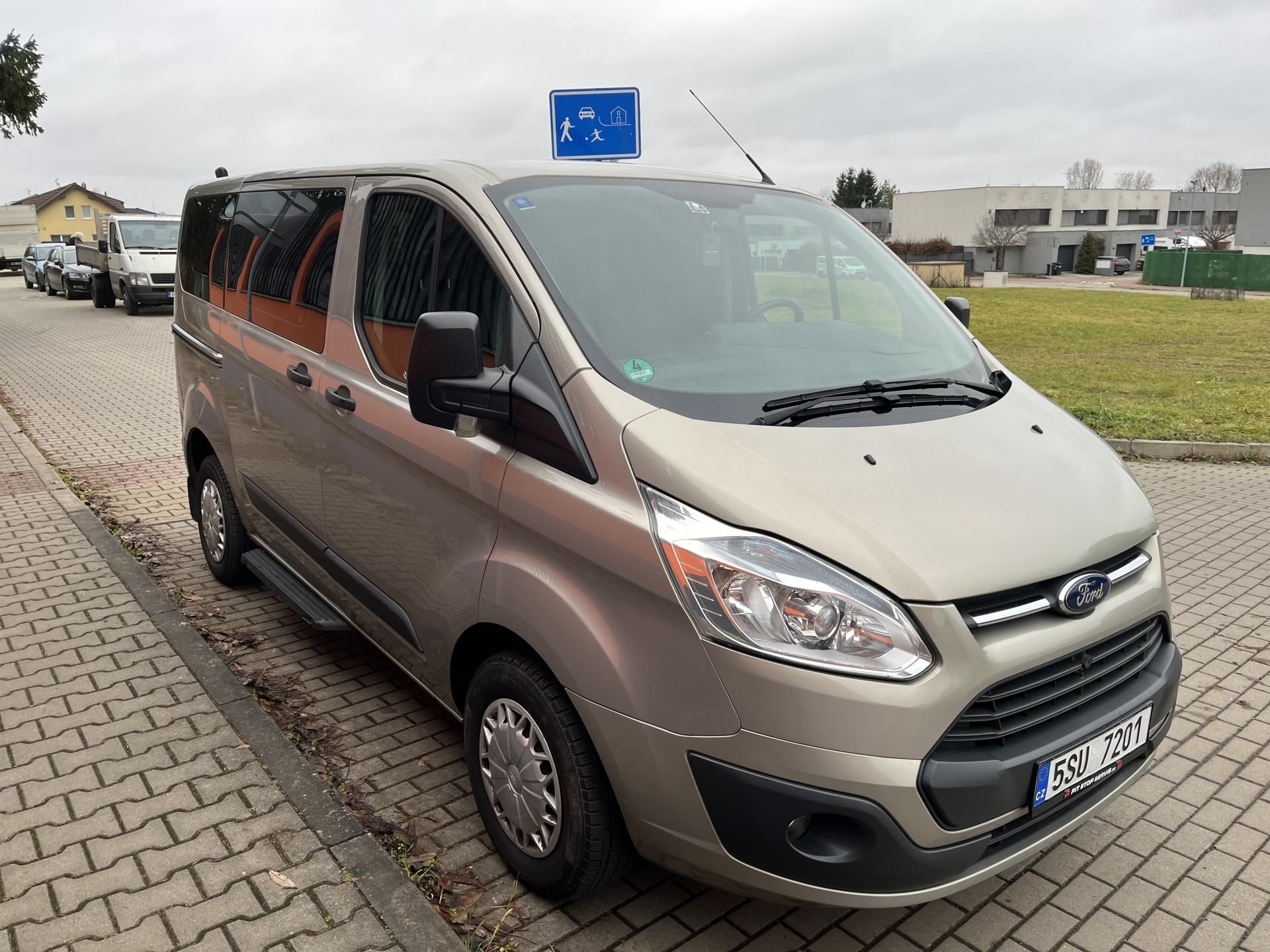 Ford Tourneo Custom, 2.2 TDCi 9 Míst - fotka 4
