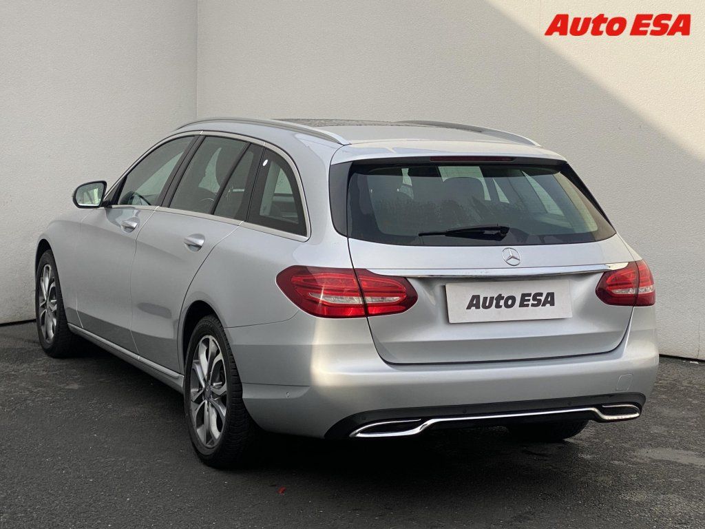 Mercedes-Benz Třídy C, 2.2CDi,AT,park. kamera - fotka 6